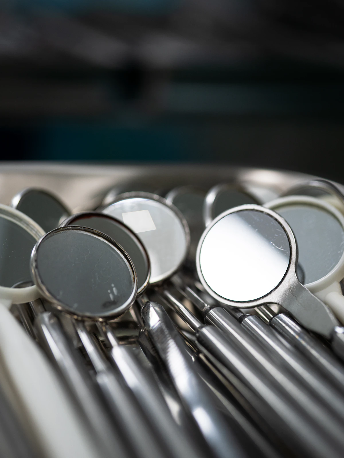 İllüstratif görsel: Dental mirrors and instruments are organized in a tray.