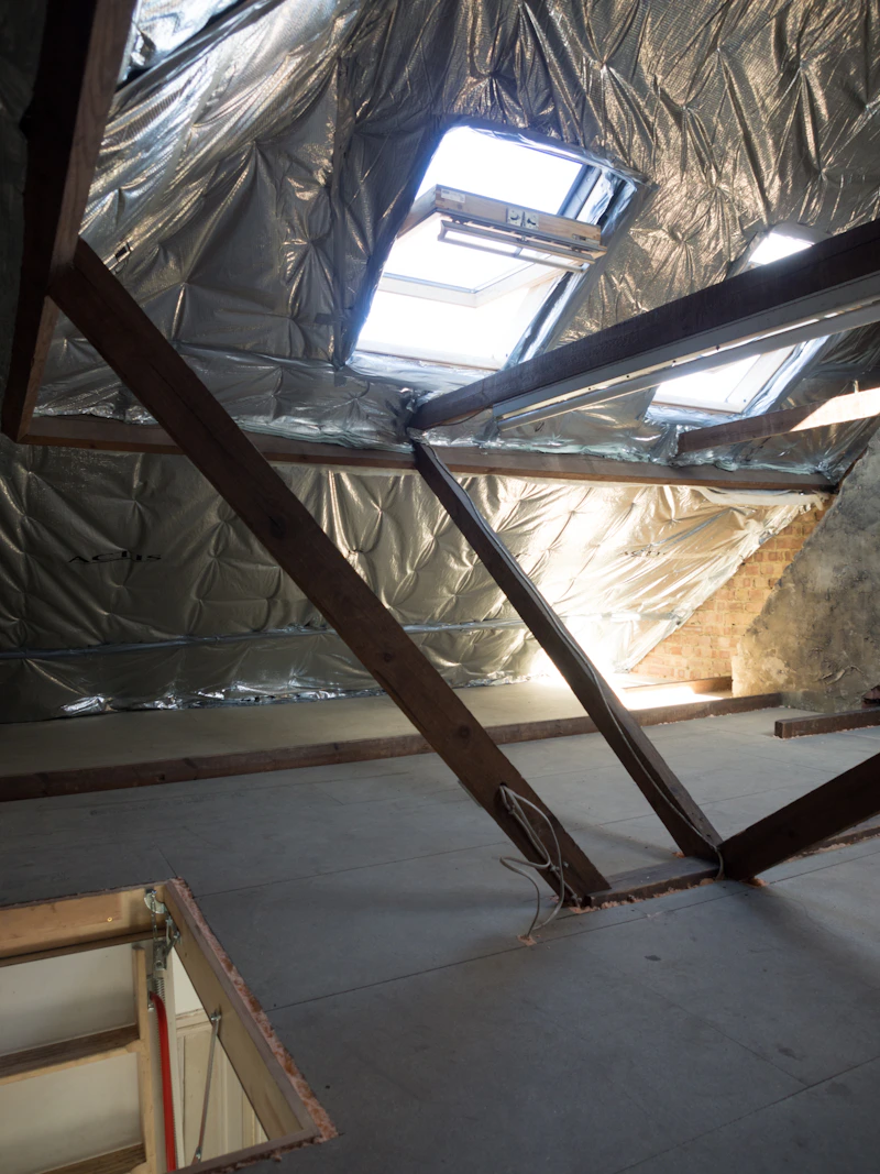 Travaux de calfeutrage et d'étanchéité à l'air dans un entretoit résidentiel
