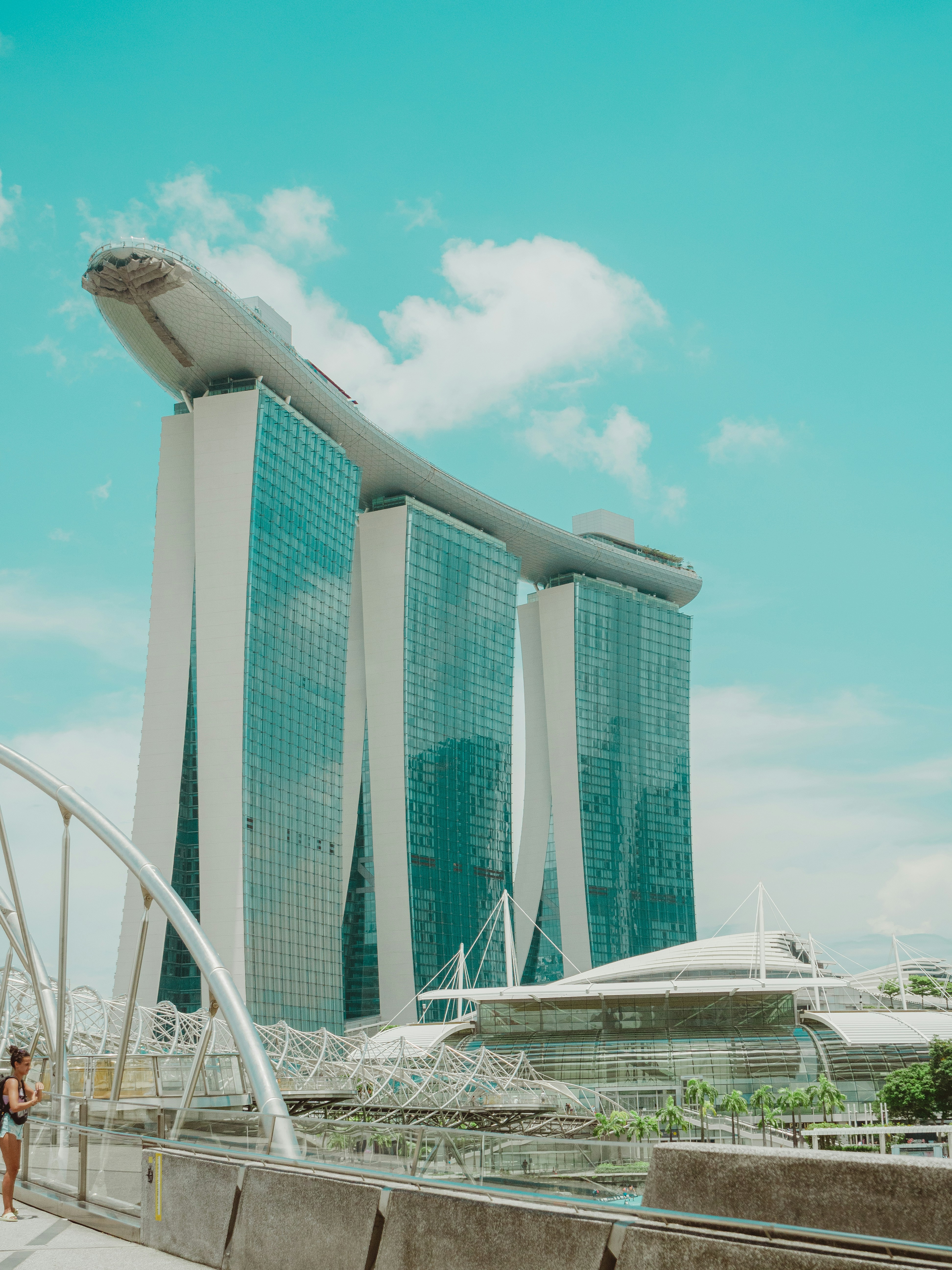 Marina bay sands against a bright blue sky. photo – Free Singapore Image on  Unsplash