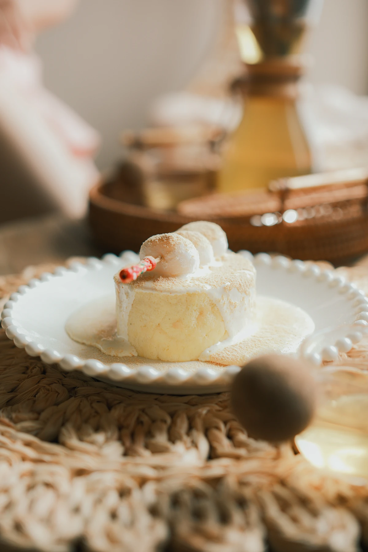 Modern und hochwertig angerichtetes hausgemachtes Dessert