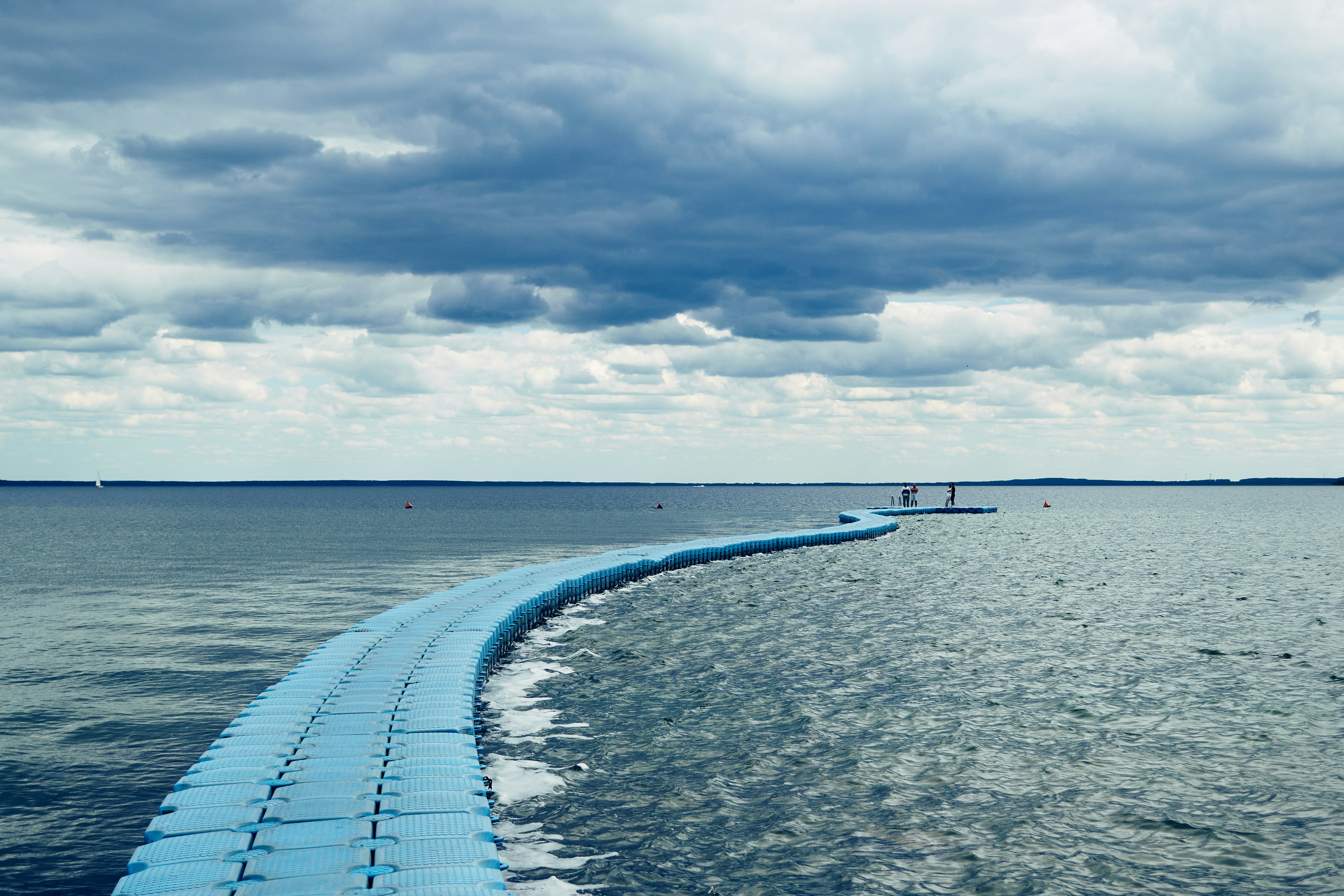 青い浮遊歩道が水面に伸びています。