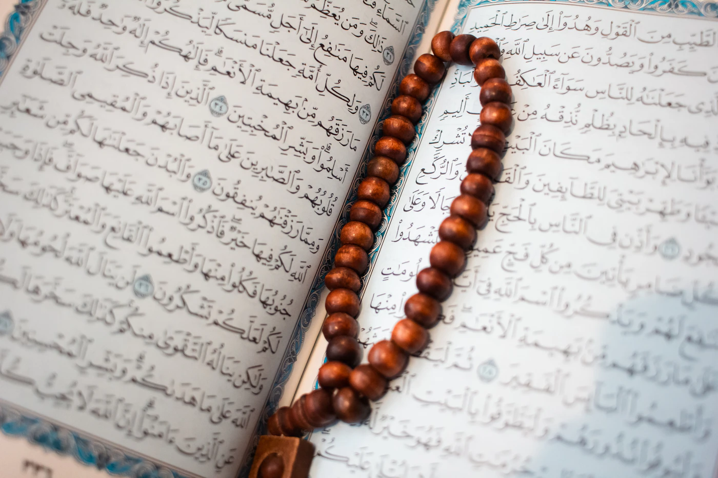 Al-Qur’an terbuka dan tasbih sebagai simbol doa, ikhtiar, dan tawakal