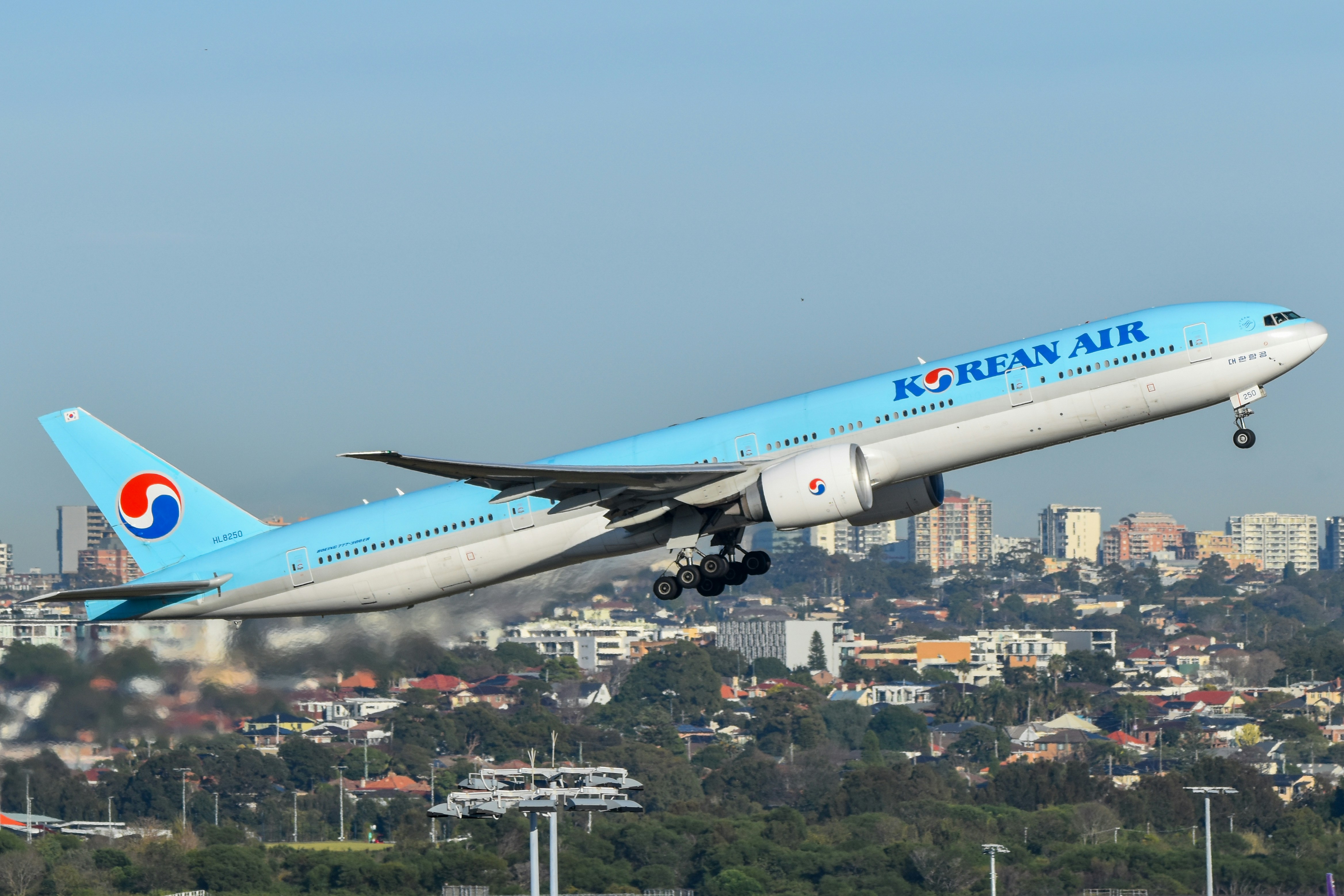 大韓航空機が市街地の上空を離陸します。