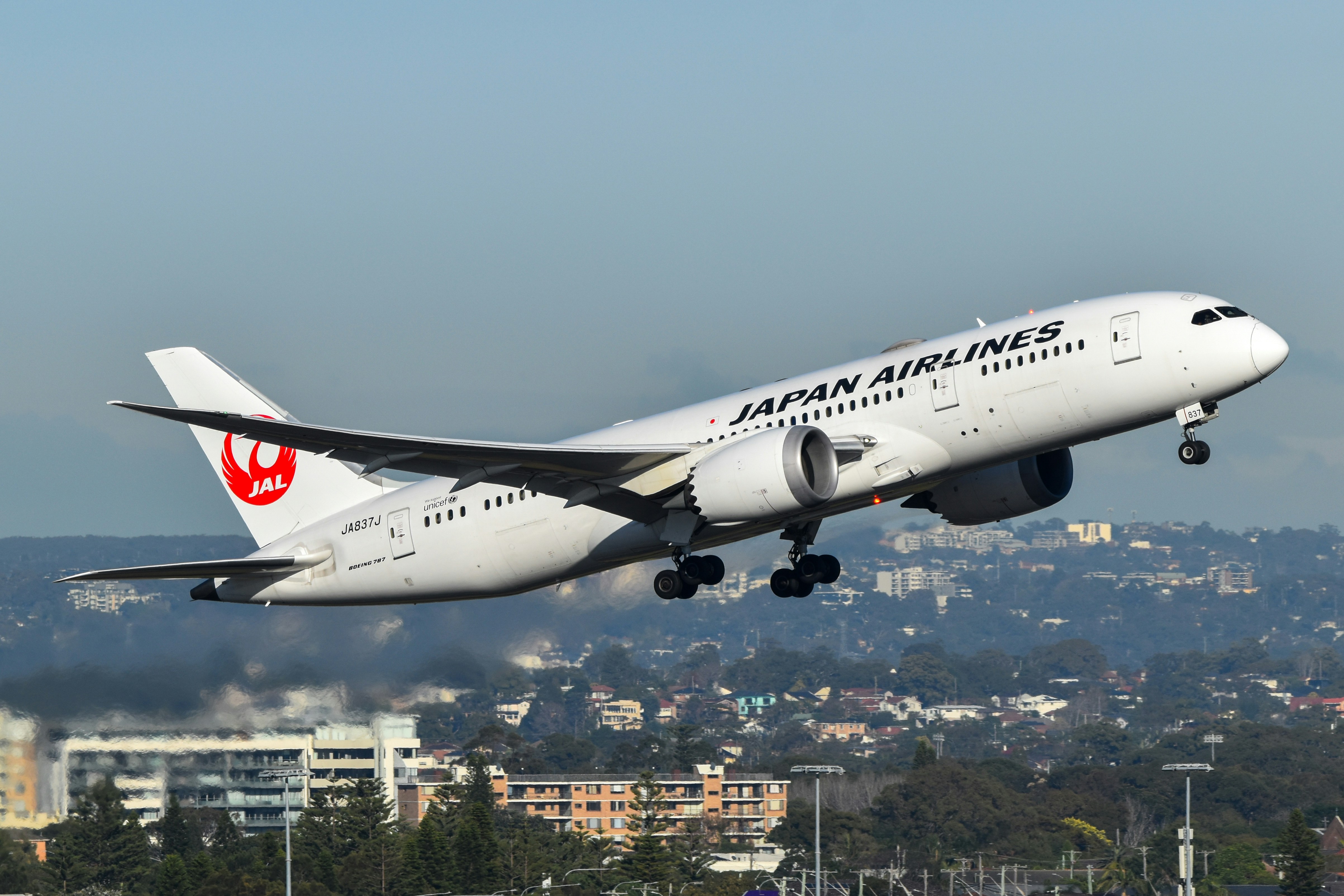 Un avión de Japan Airlines despega en el aire.