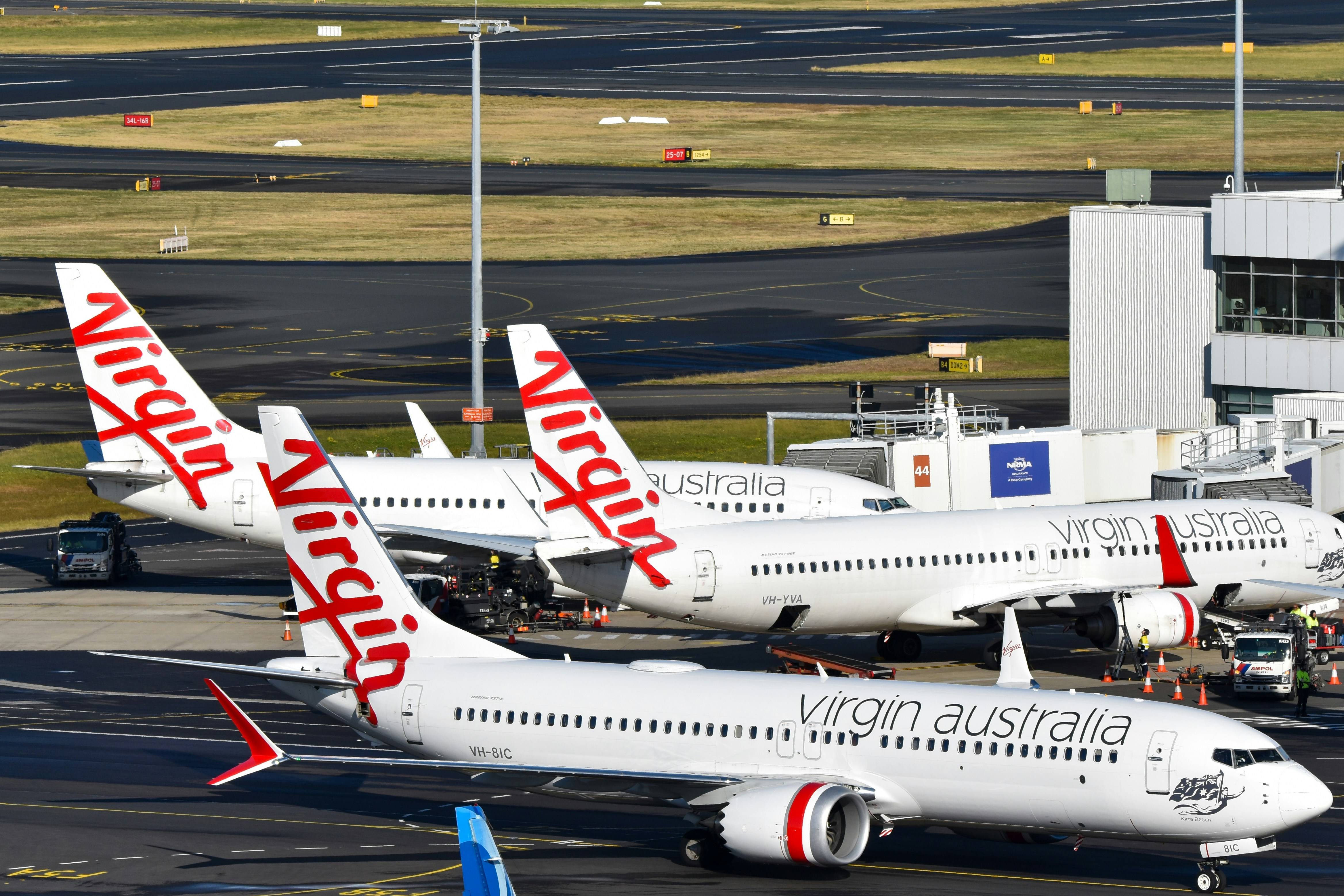 Aviões da Virgin Australia estacionados na pista.