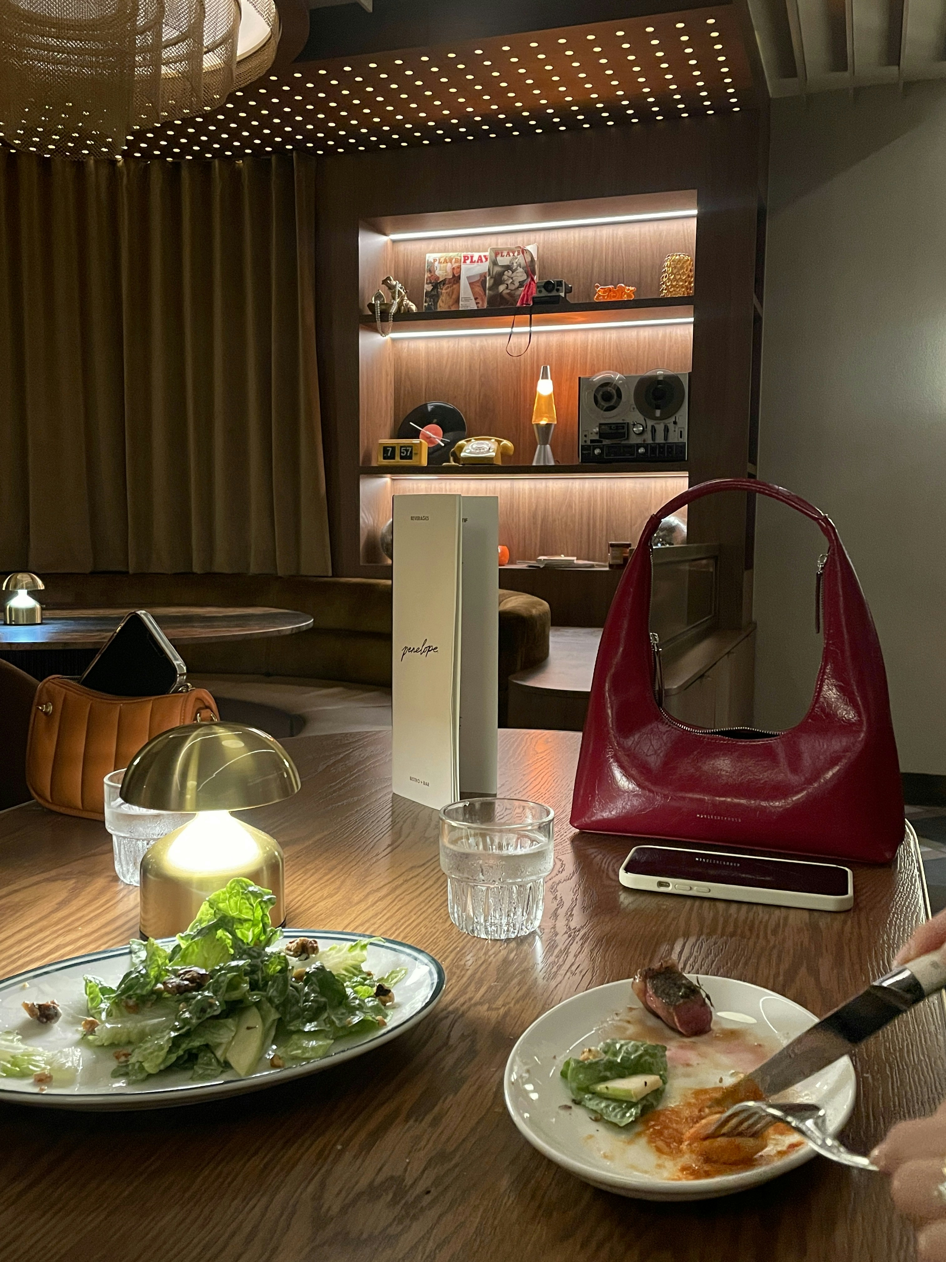 Alguien está disfrutando de una comida en un elegante bar.