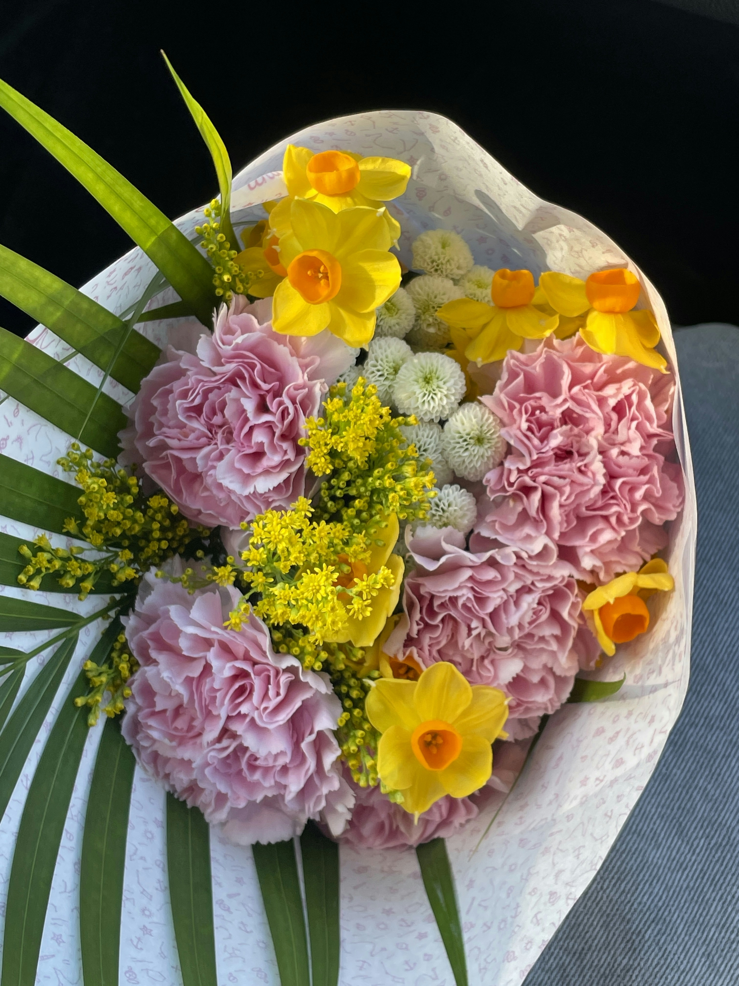 Hermoso ramo de varias flores de colores.