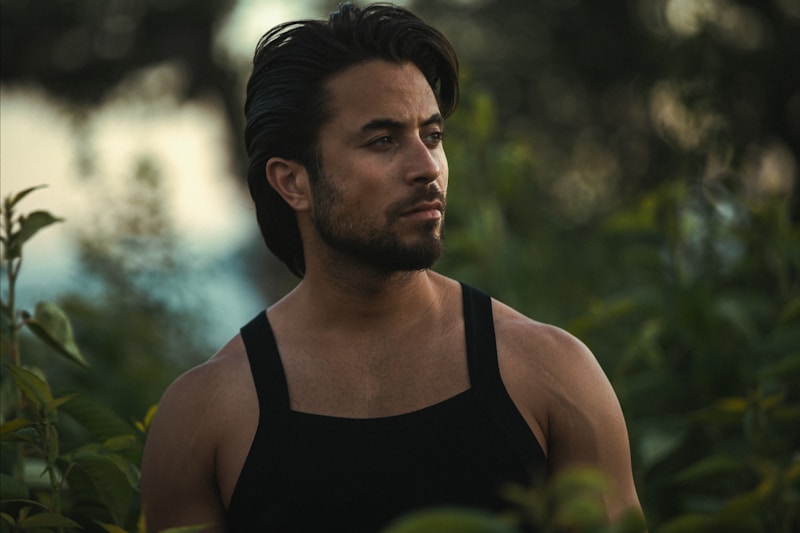 Hombre en camiseta sin mangas pensativo