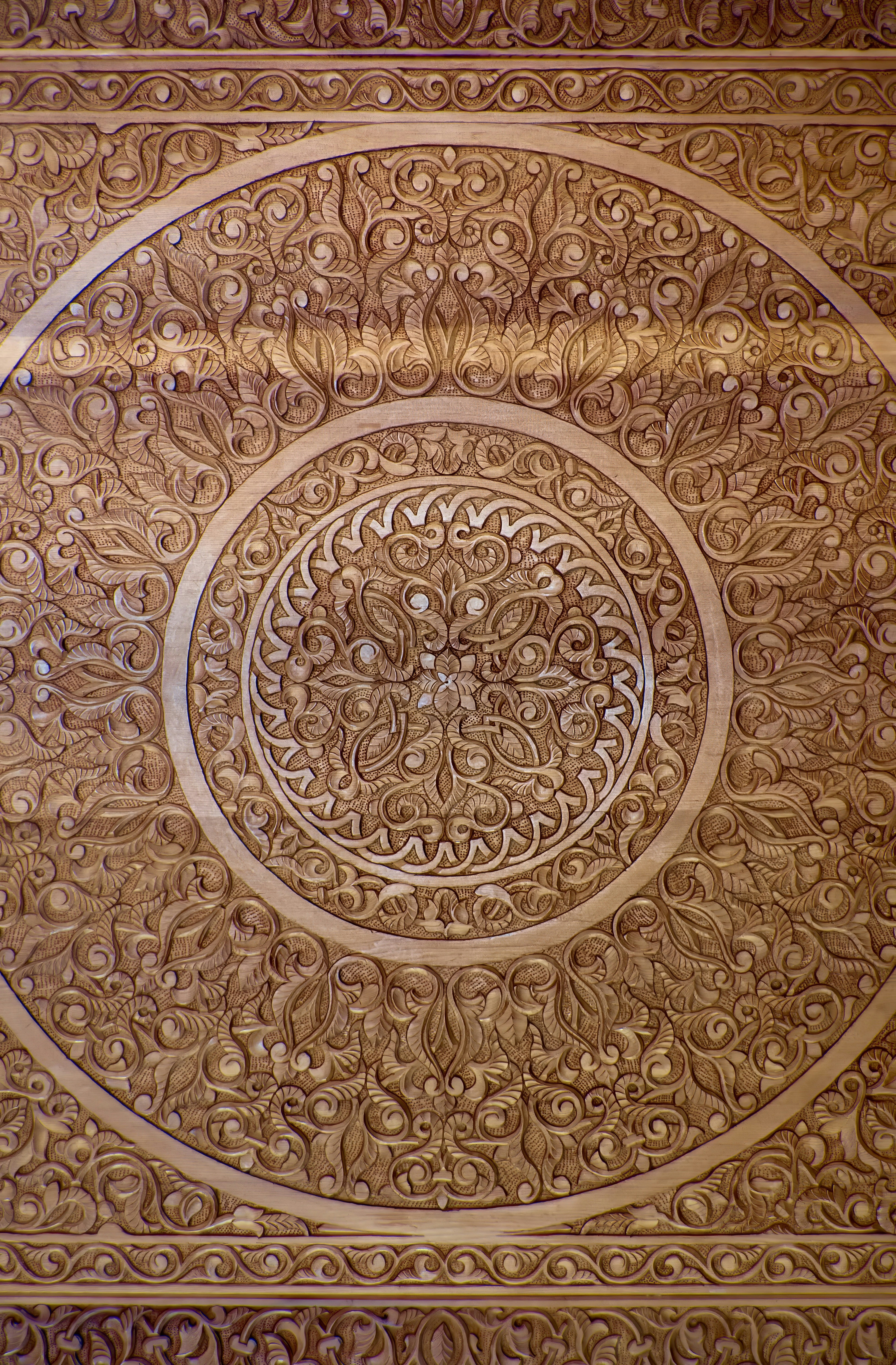 Aufwendige Holzschnitzereien zeigen detaillierte Blumenmuster.