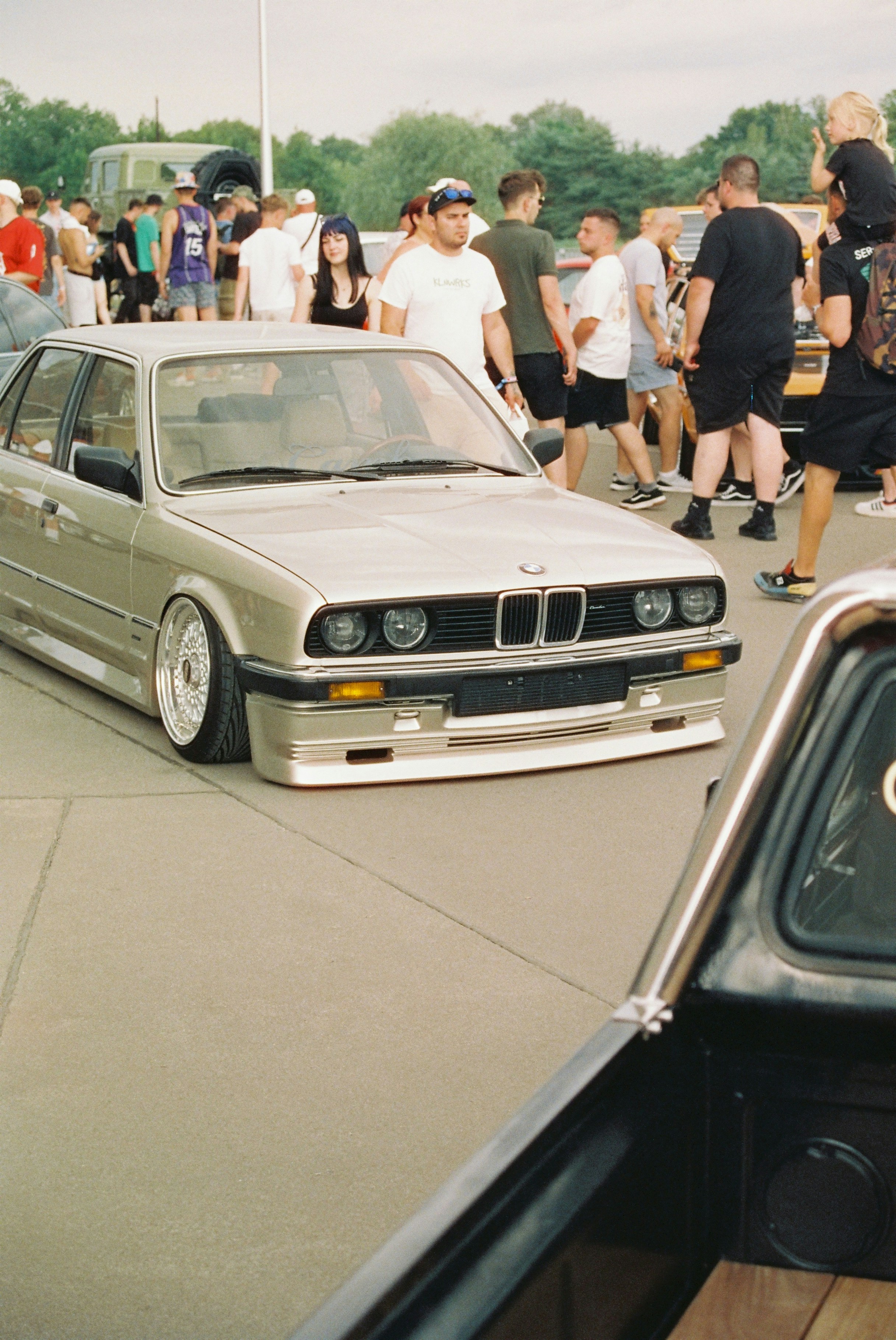 Ein silberner BMW ist bei einer Veranstaltung zu sehen.