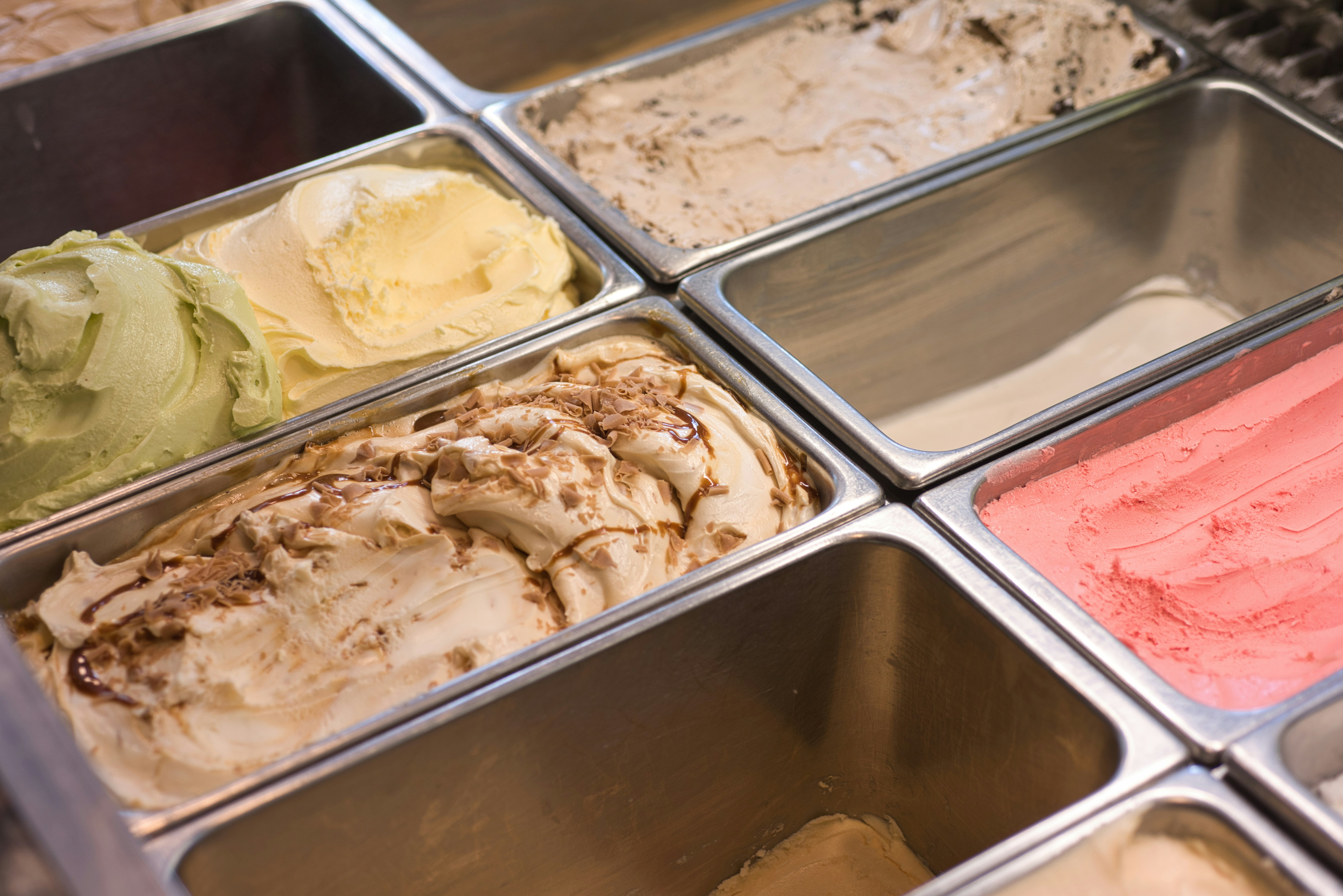 Sabores de sorvete exibidos em recipientes de metal. foto – Imagem grátis  sobre Gelado na Unsplash, image size:3000x2002