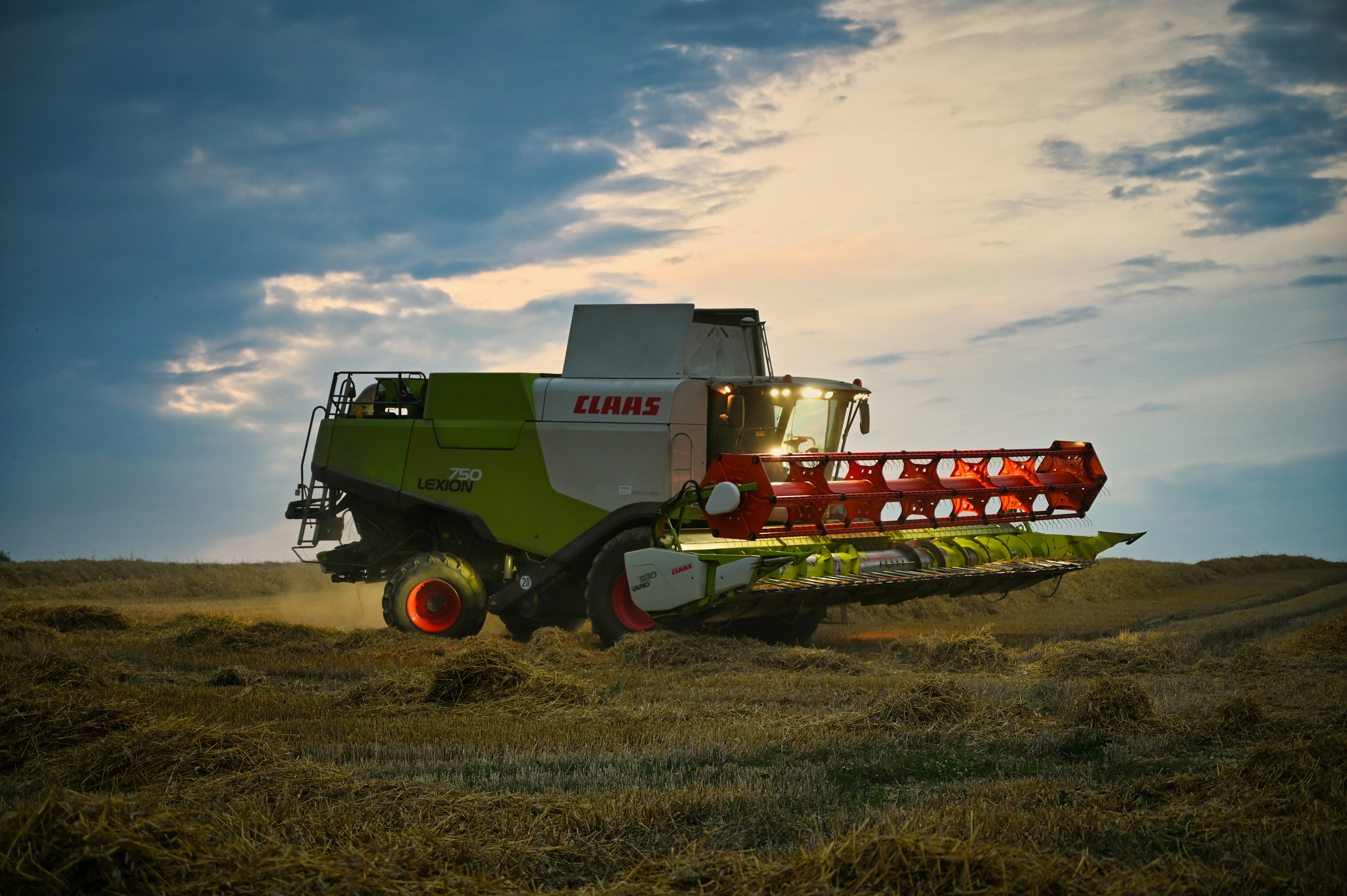 CLAAS Lexion 750 auf dem frisch gemähtem Feld