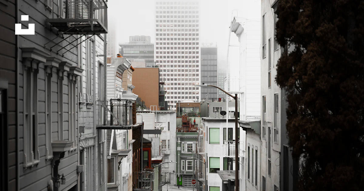 Une rue escarpée de la ville mène à des gratte-ciel brumeux. photo ...