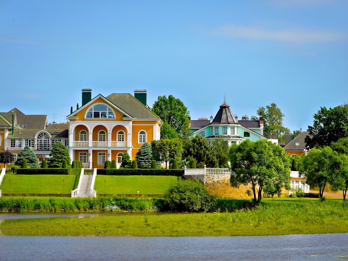 Beautiful houses sit next to a body of water.