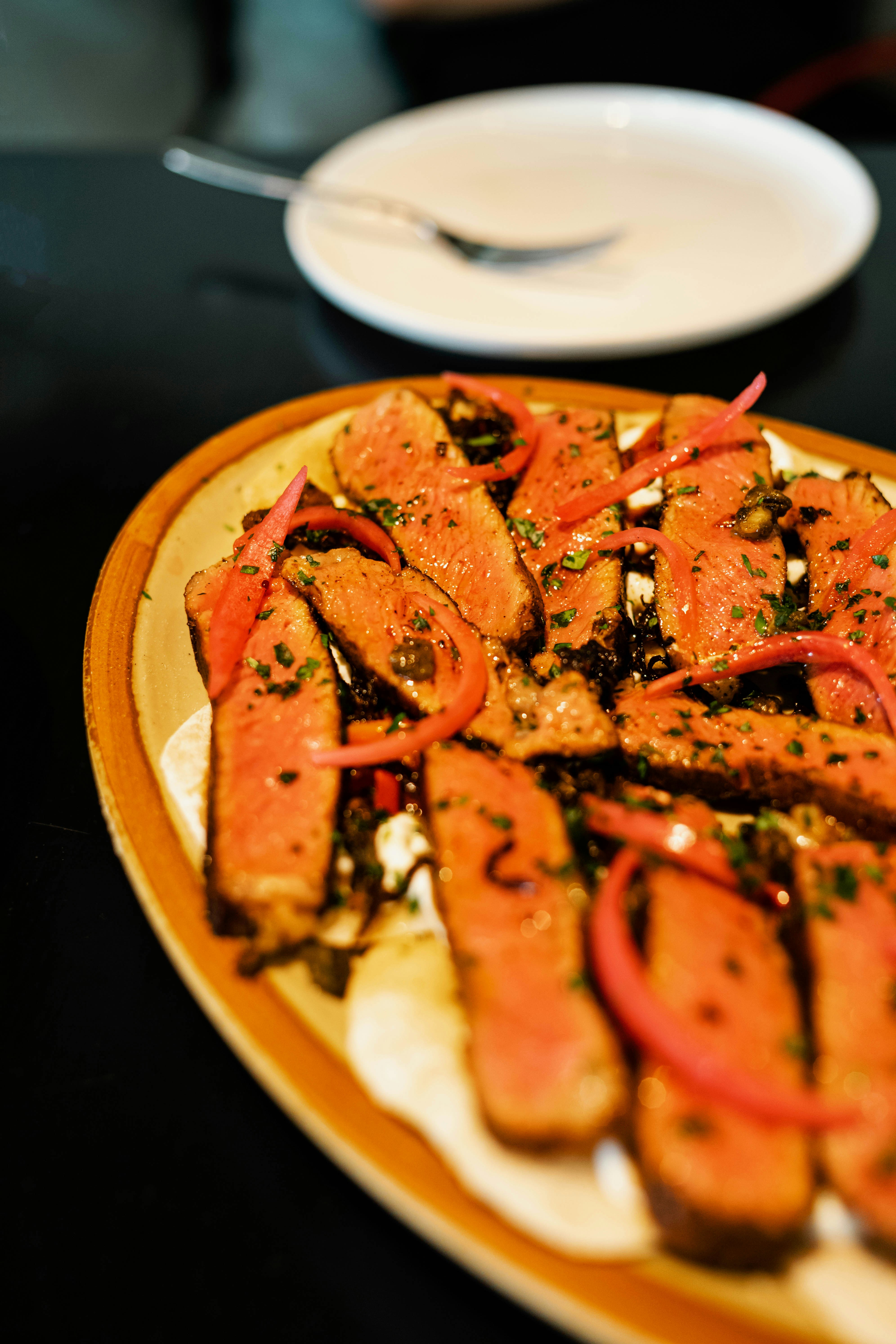 Salmón al Horno con Costra de Semillas y Ensalada de Quinoa y Mango