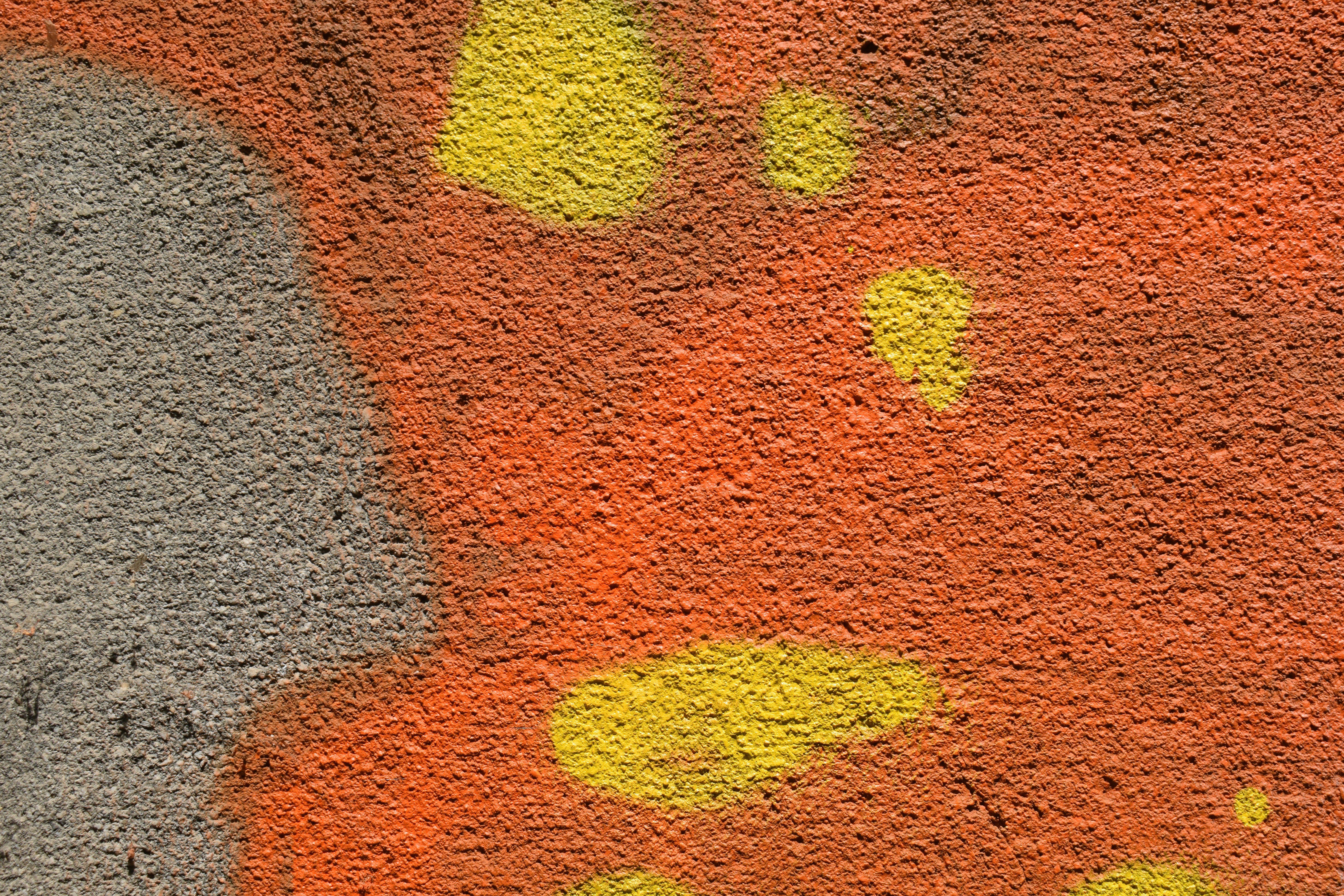 Détail coloré de street art sous protection