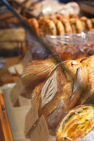 Freshly baked bread is displayed in a bakery.