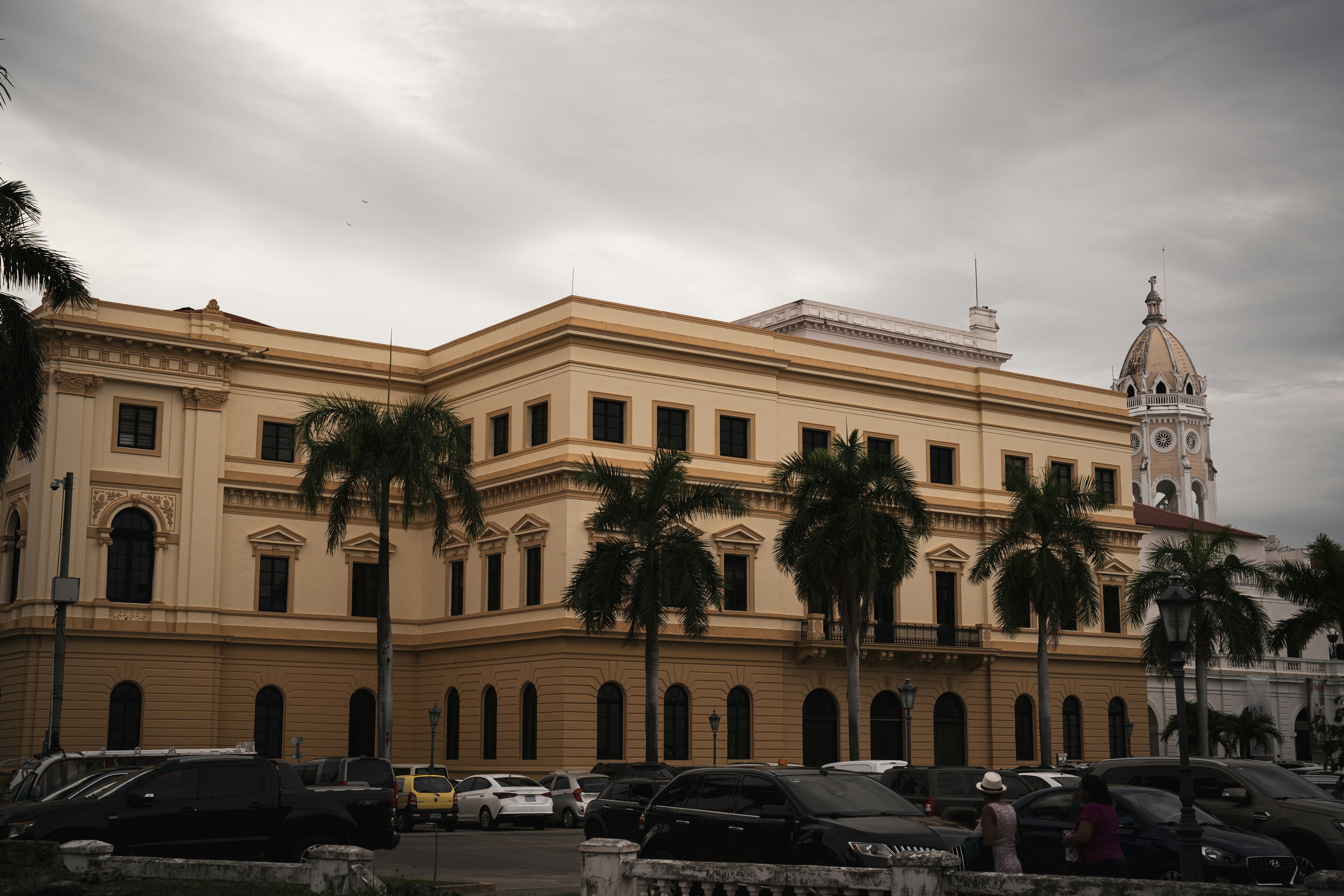 A beige building stands under a cloudy sky.