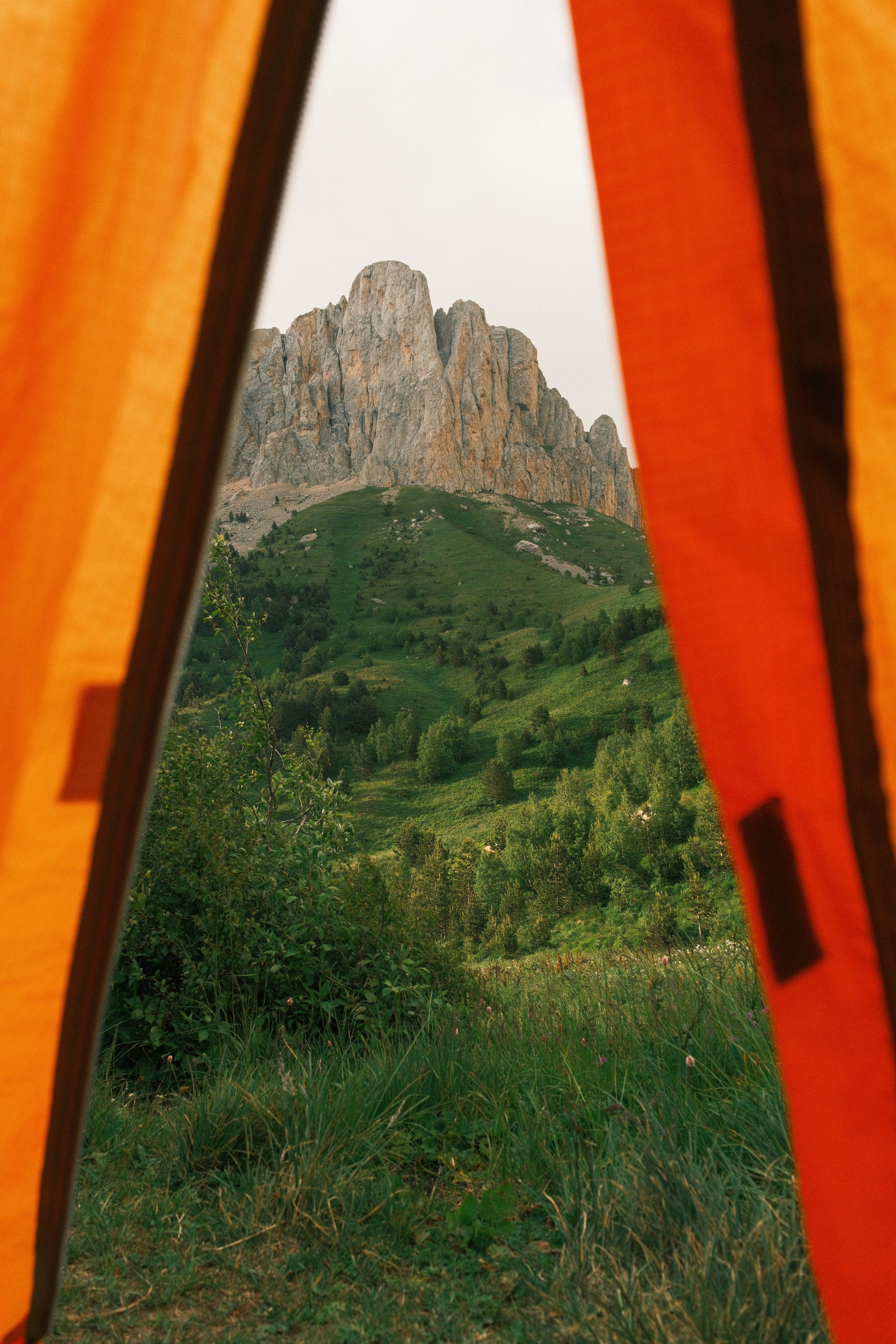 Vista de las montañas vistas desde el interior de una tienda de campaña.