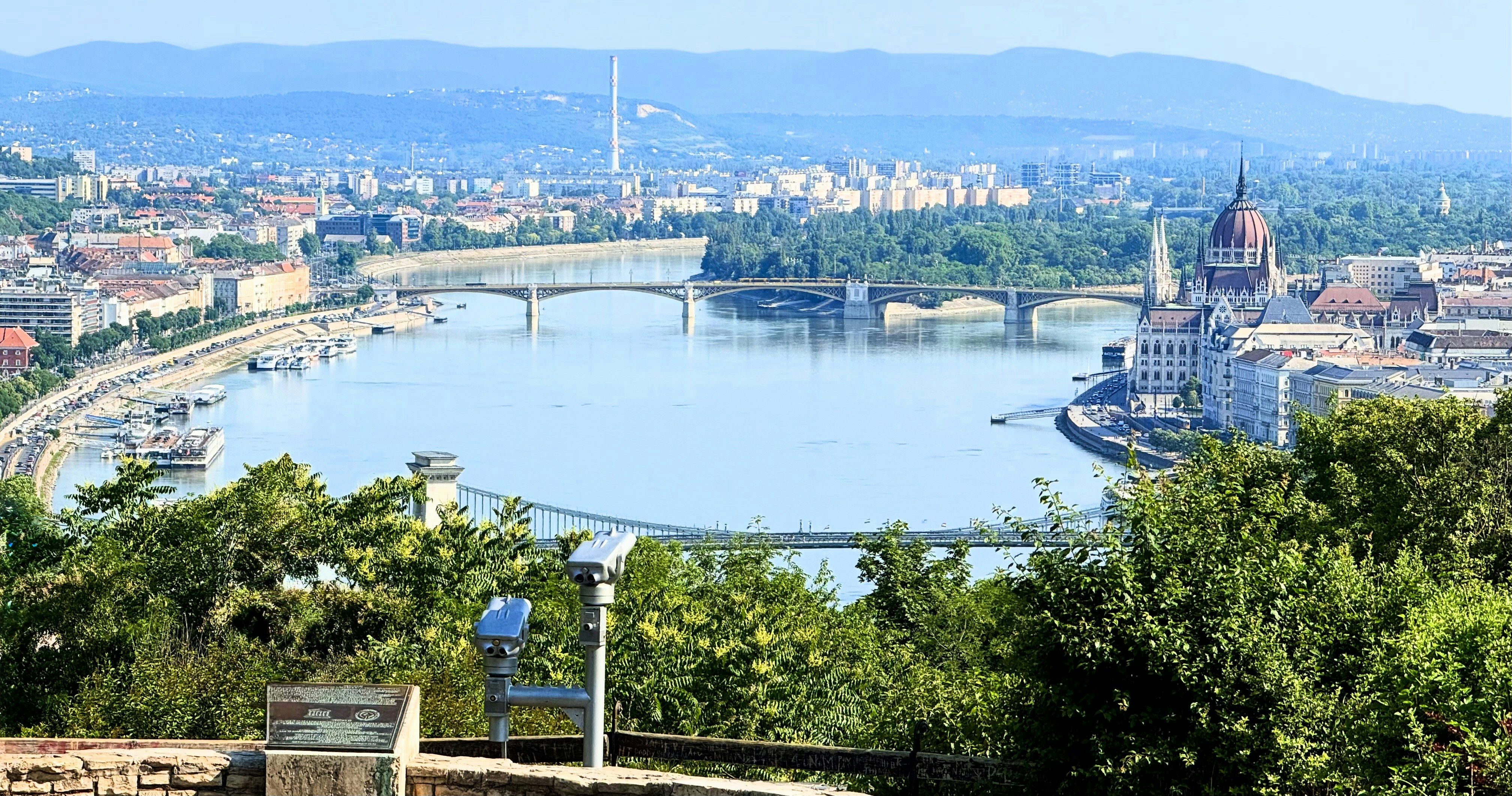 Vista panorâmica de uma cidade ao lado de um rio.