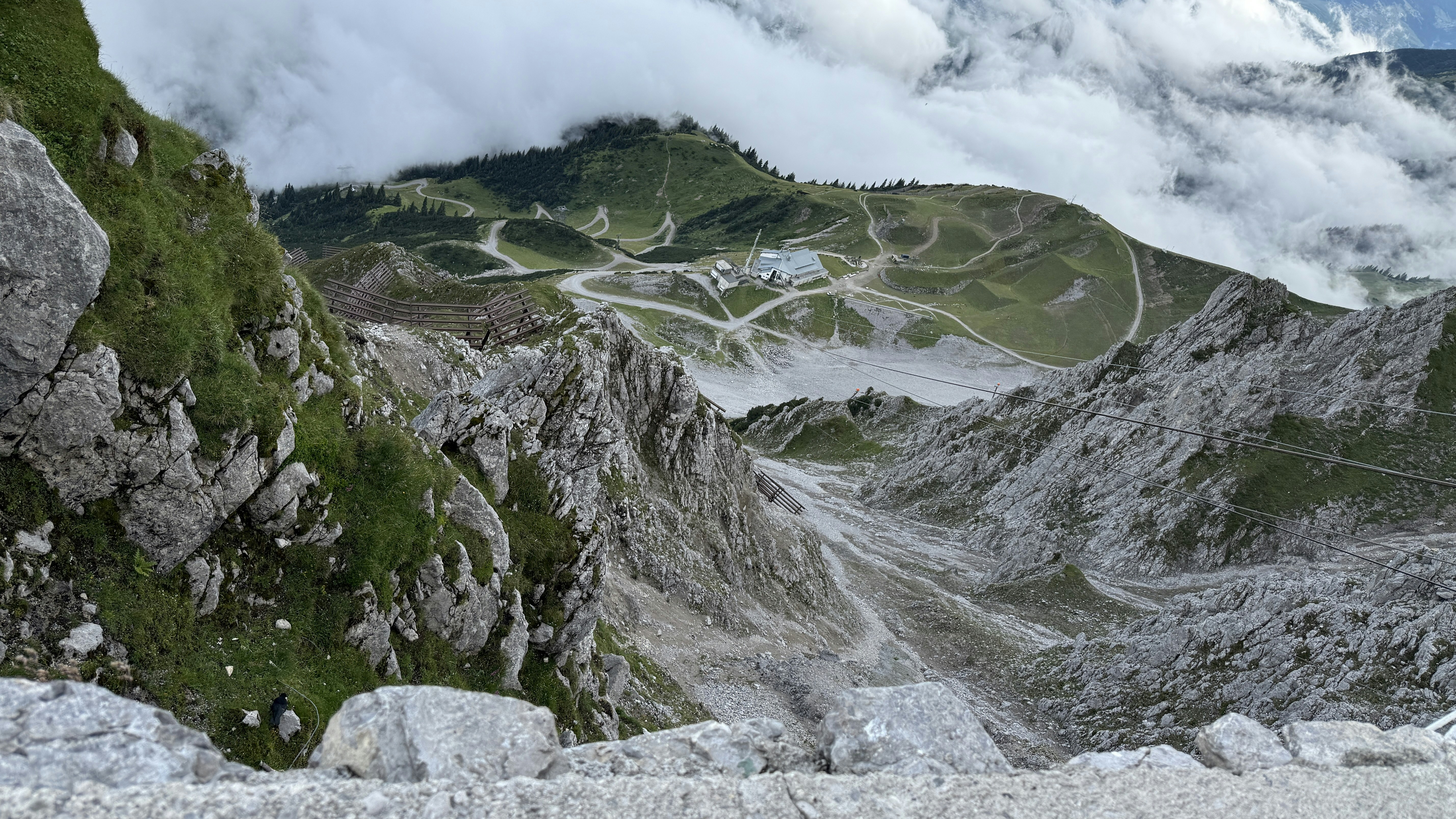 Vista general de un estadio de fútbol en una ciudad de altura