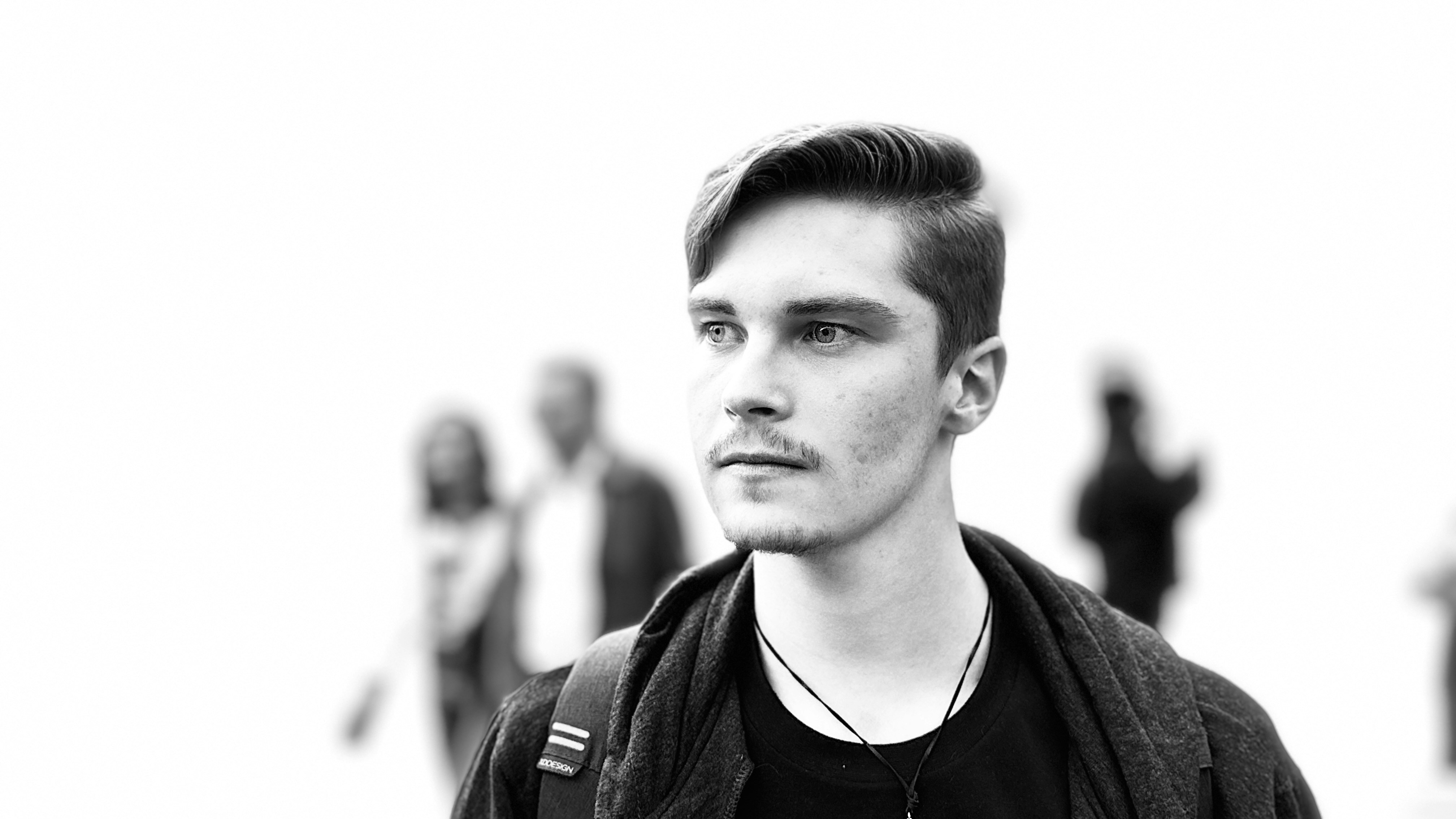 옆을 바라보는 잘생긴 남자. 사진 – Unsplash의 무료 초상 이미지