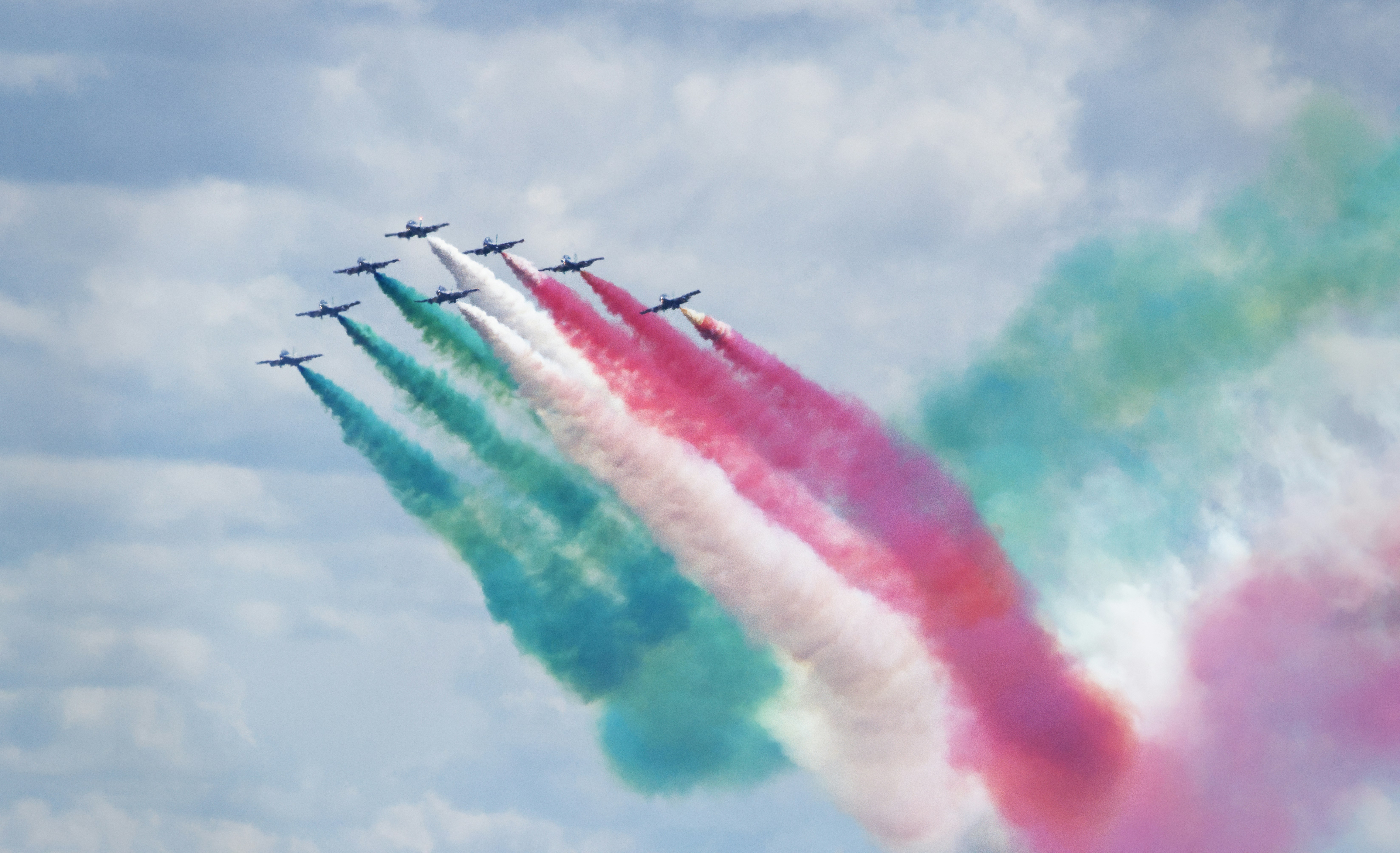 Flugzeuge führen eine Rauchshow mit der italienischen Flagge auf.