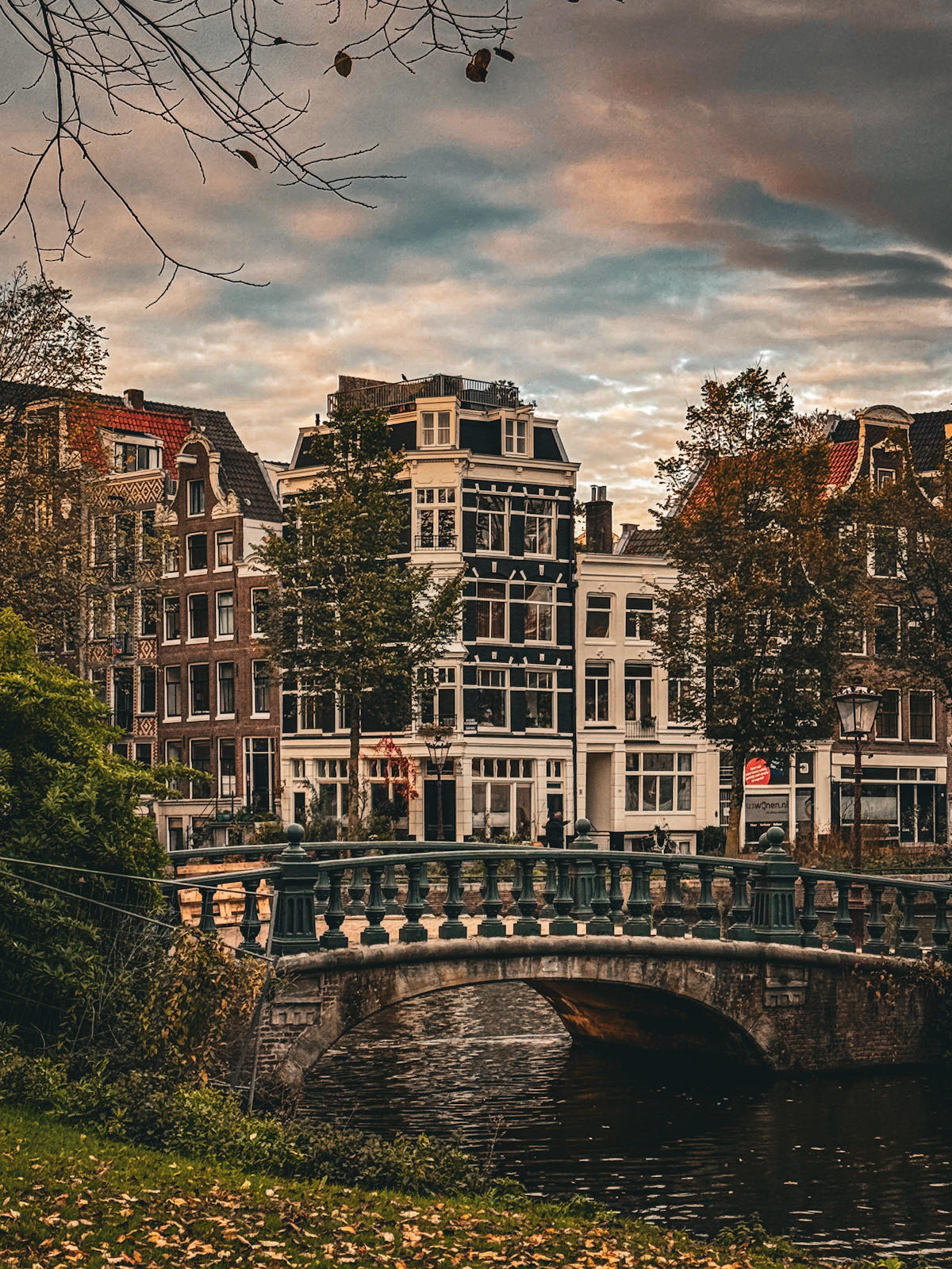 Gracht met brug en historische woningen in Nederland