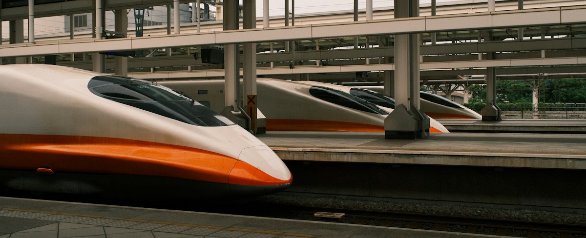 高鐵列車停靠在月台旁