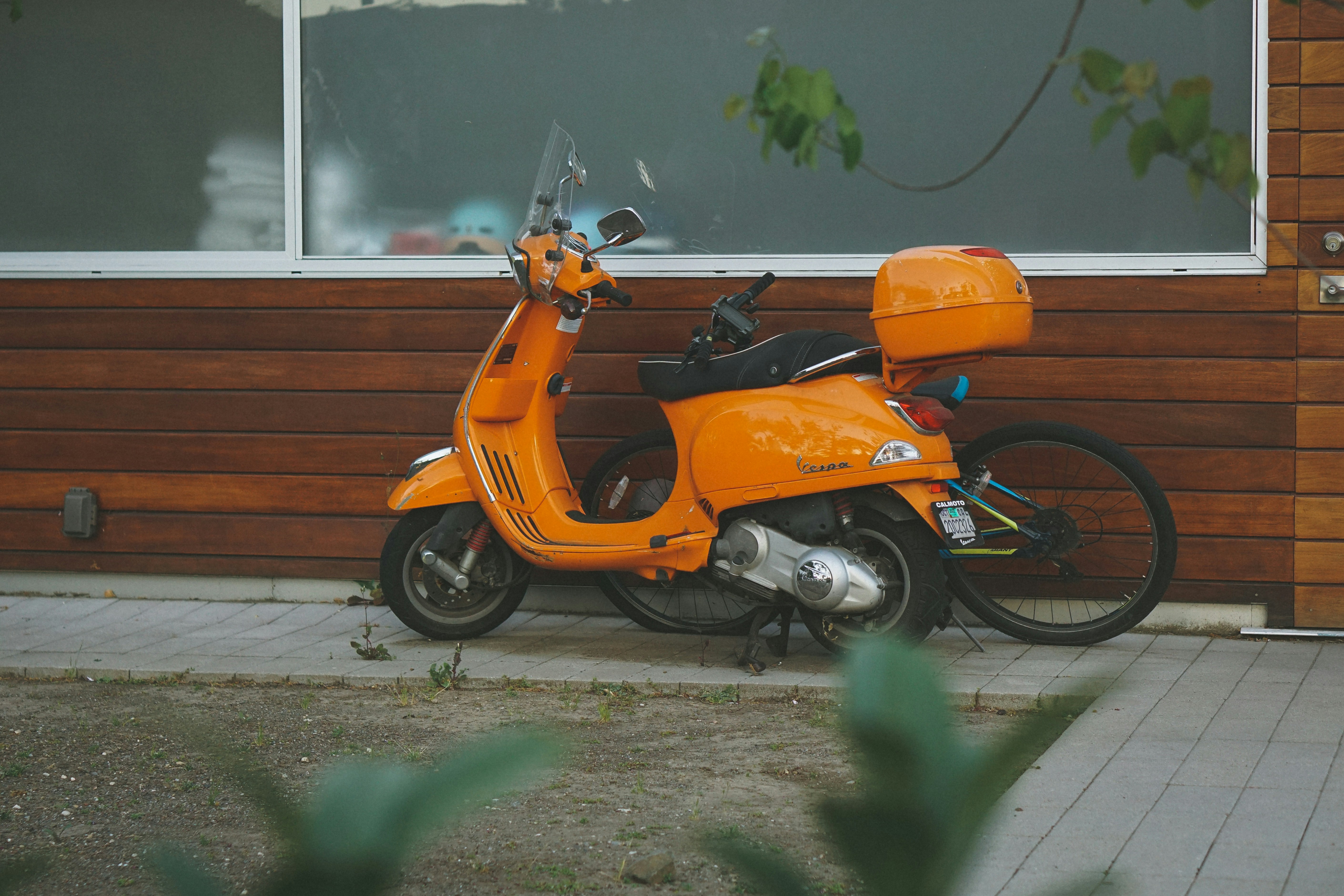 Building Resilient Community Moped Hubs in 2026: Pop‑Ups, Tech and Local Biz Integration