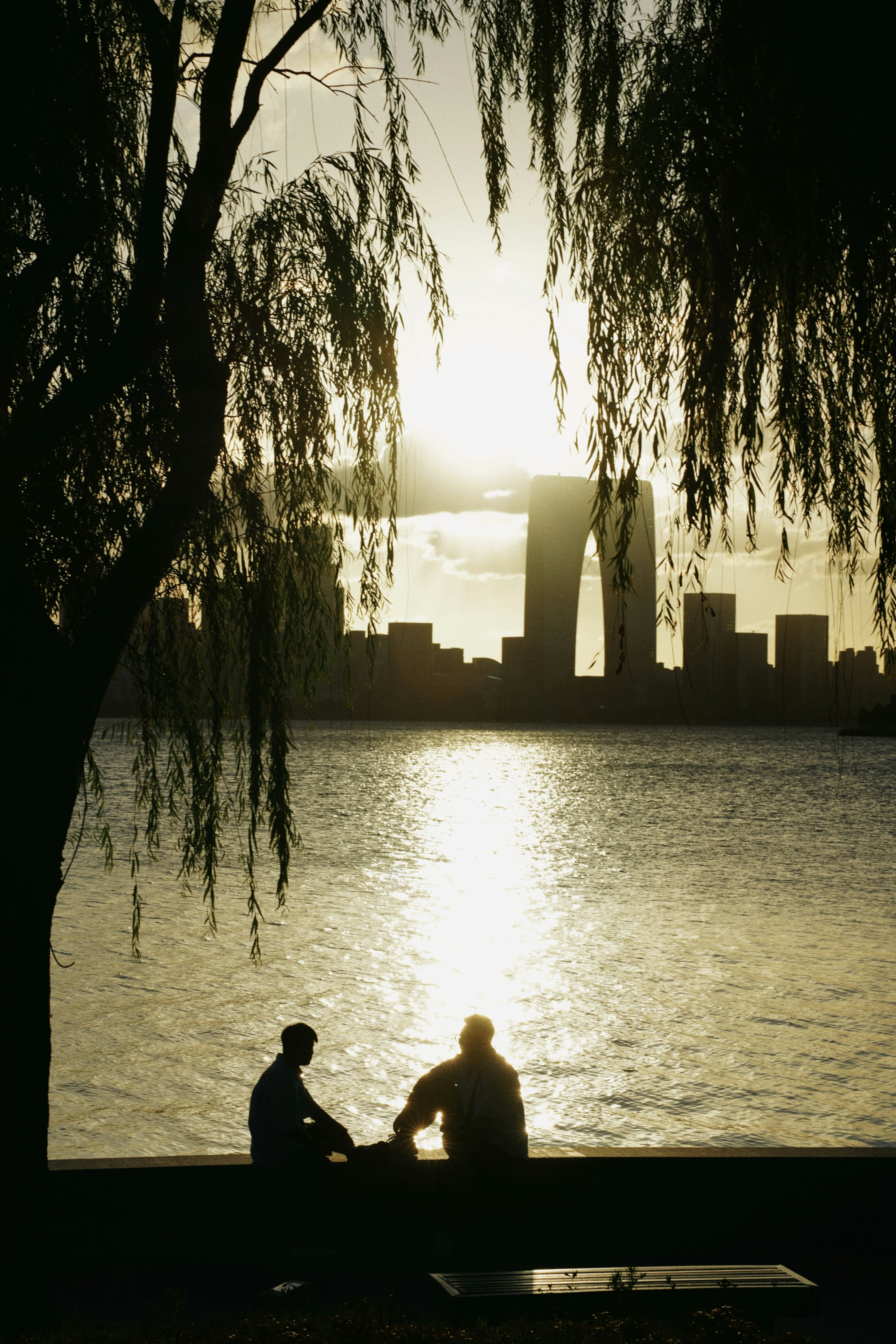 Ramus peizažas prie vandens su žmonėmis tolumoje