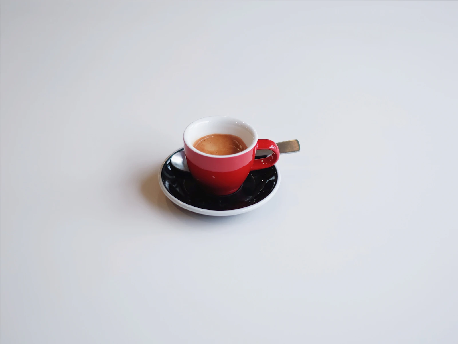 mała filiżanka pojedynczego espresso na spodku