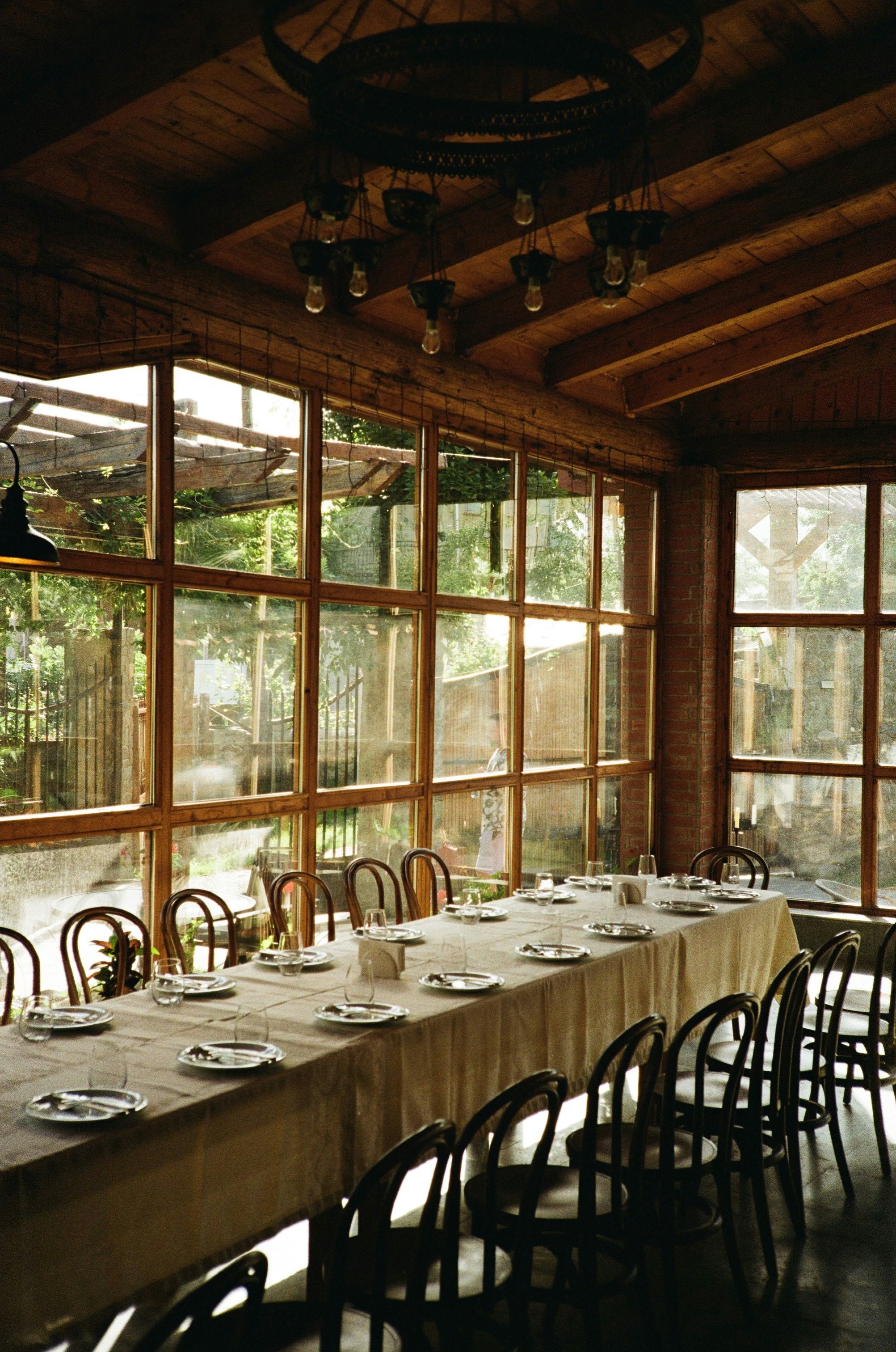 6 Elegant Fall Lakehouse Tablescape Designs for Dinner Parties