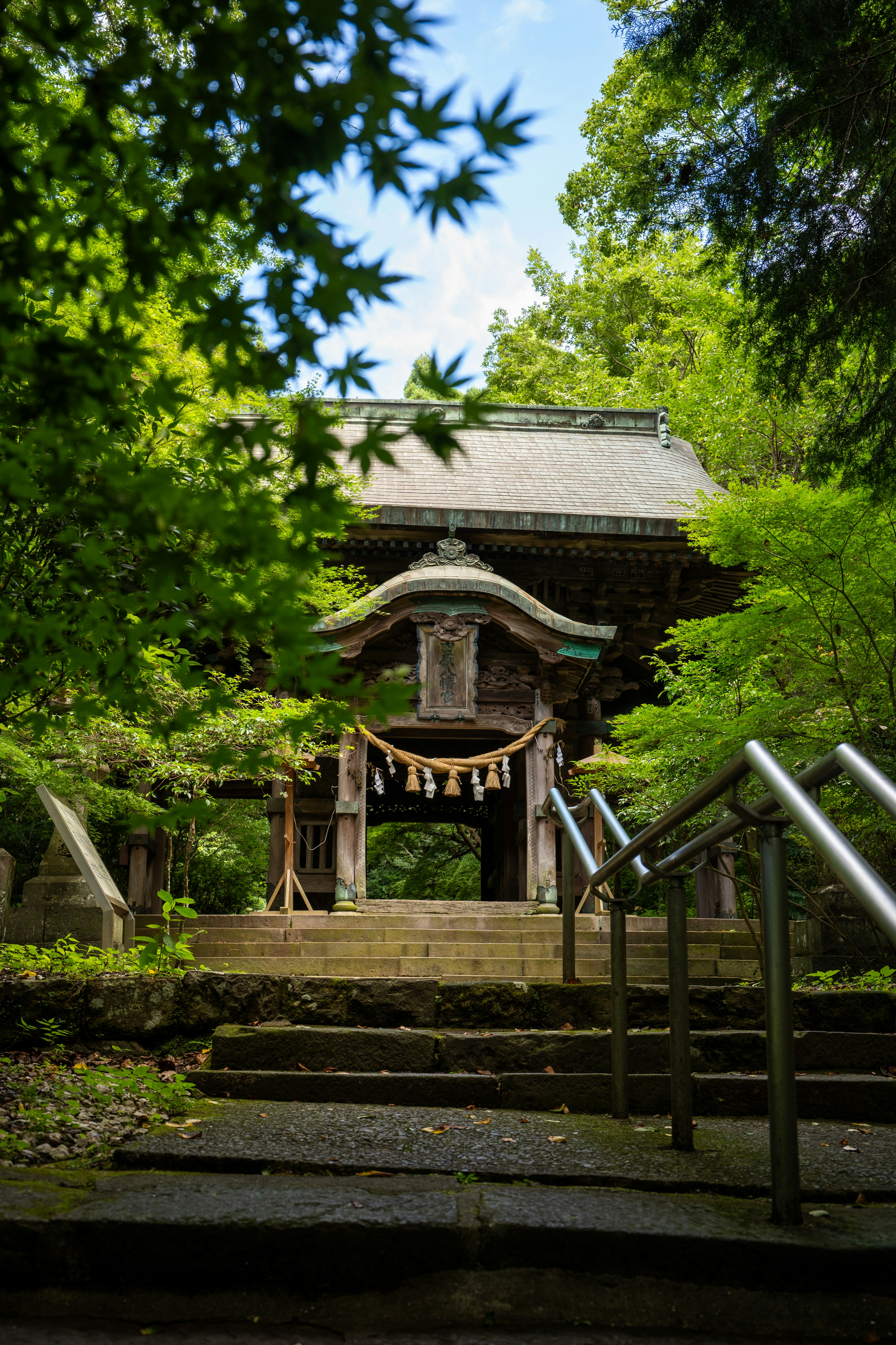 Puerta tradicional japonesa enmarcada por una exuberante vegetación. foto –  Imagen gratuita en Unsplash, image size:3000x4500