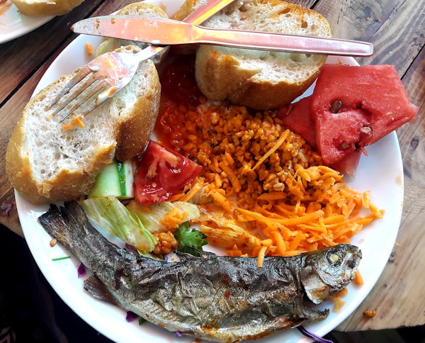 Tisch mit Brot, Obst und warmen Speisen