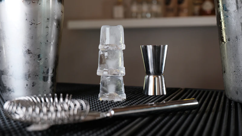 Barsprache übersetzt: 40 Begriffe, die in jedem Cocktailrezept vorkommen