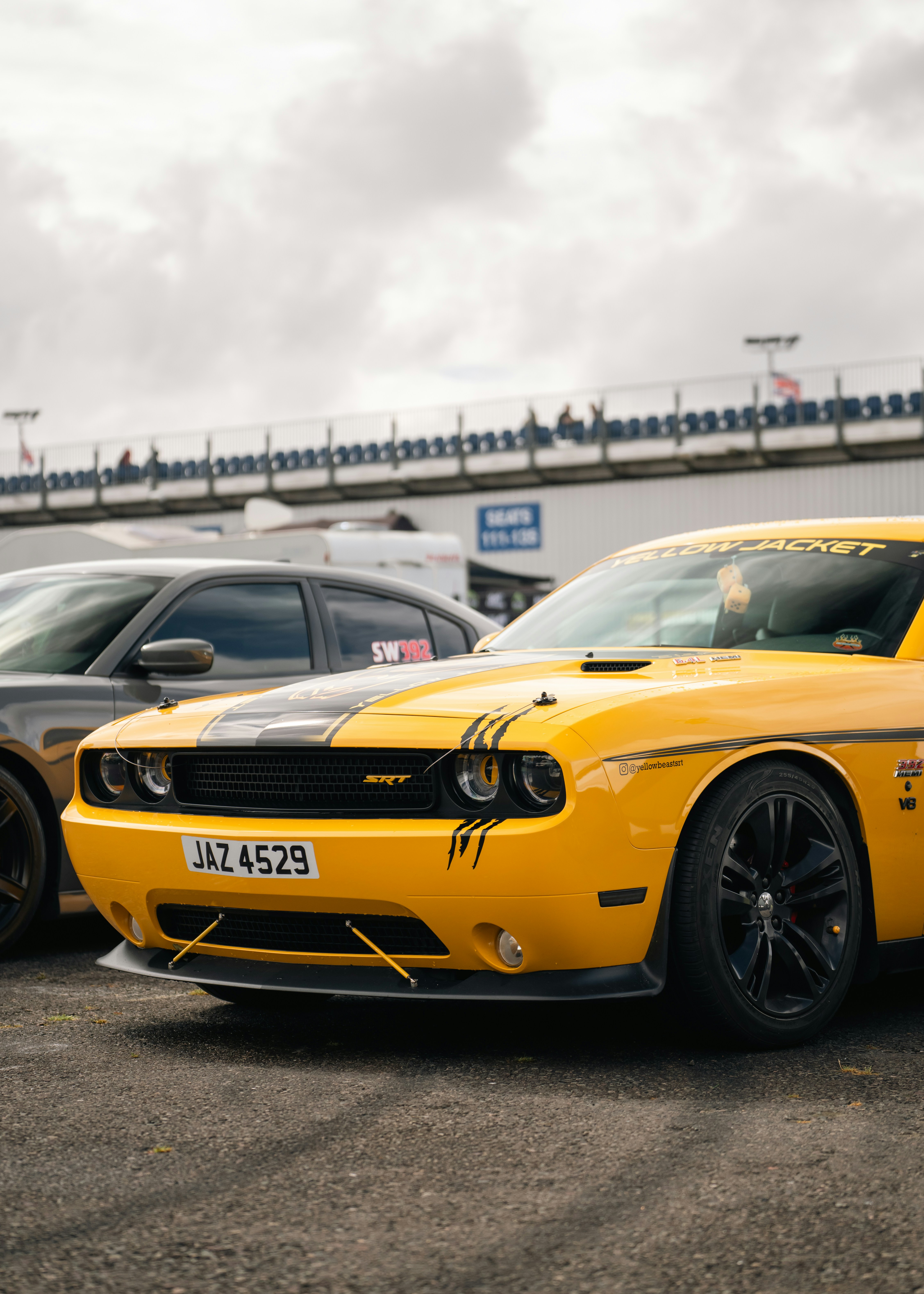 Desafiante de esquiva amarela se prepara para uma corrida. foto – Imagem  grátis sobre Carro na Unsplash, image size:3000x4200