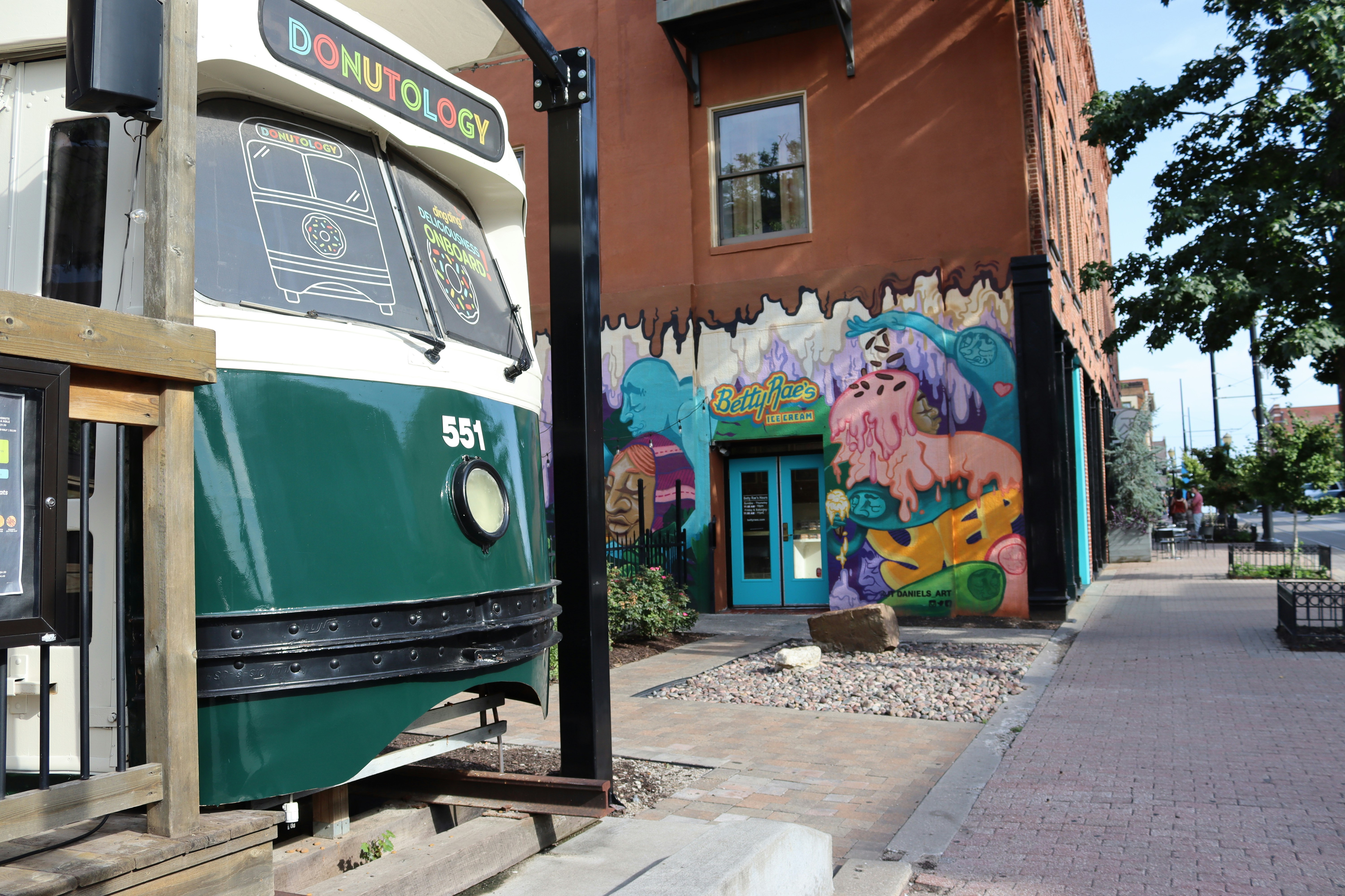 Uma loja de donutologia com um mural é retratada.