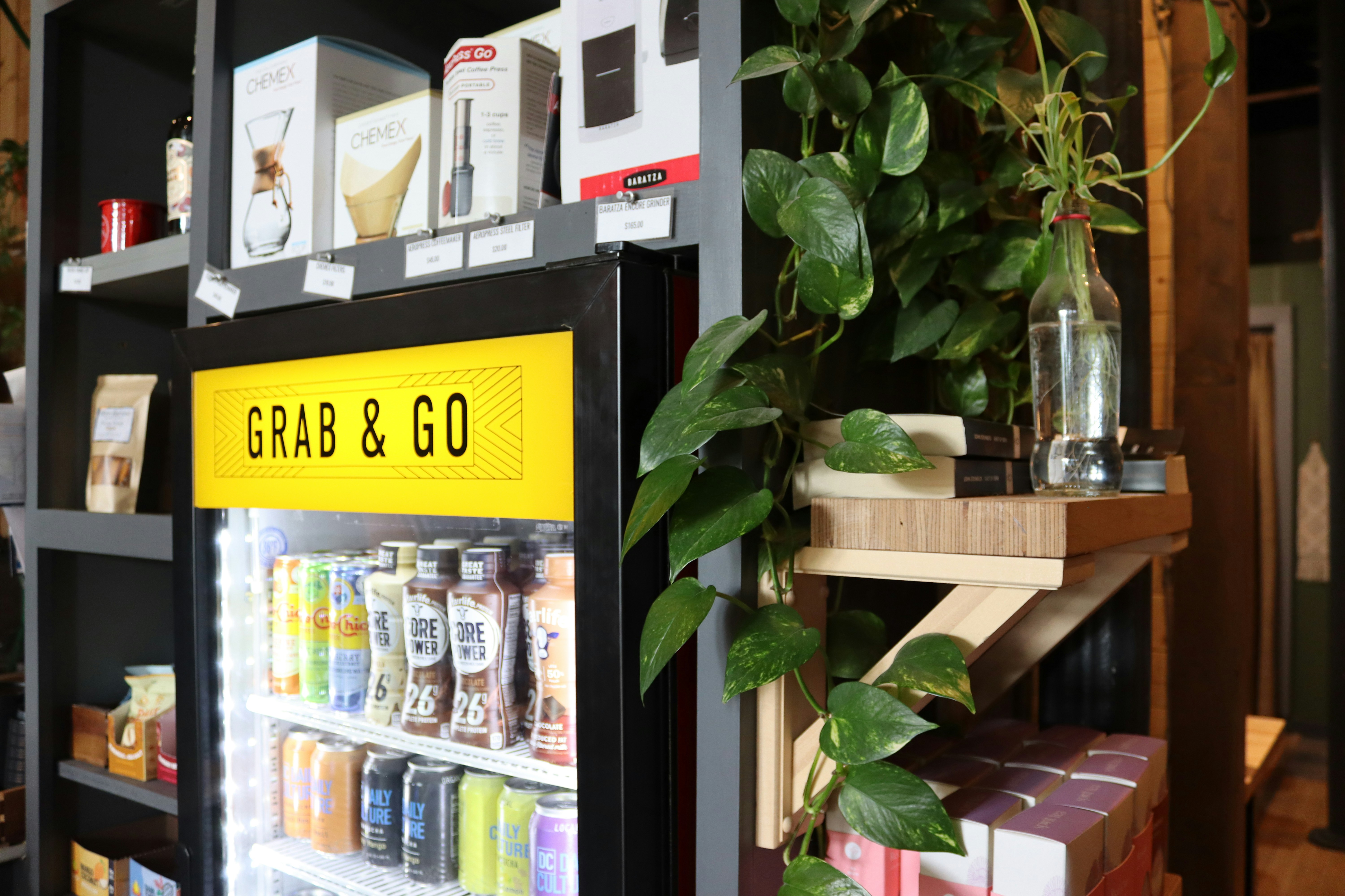 Um refrigerador "grab & go" com bebidas e lanches.
