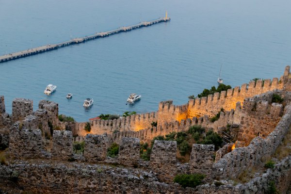 Ancient walls overlook a beautiful seaside — Alanya, Turkey