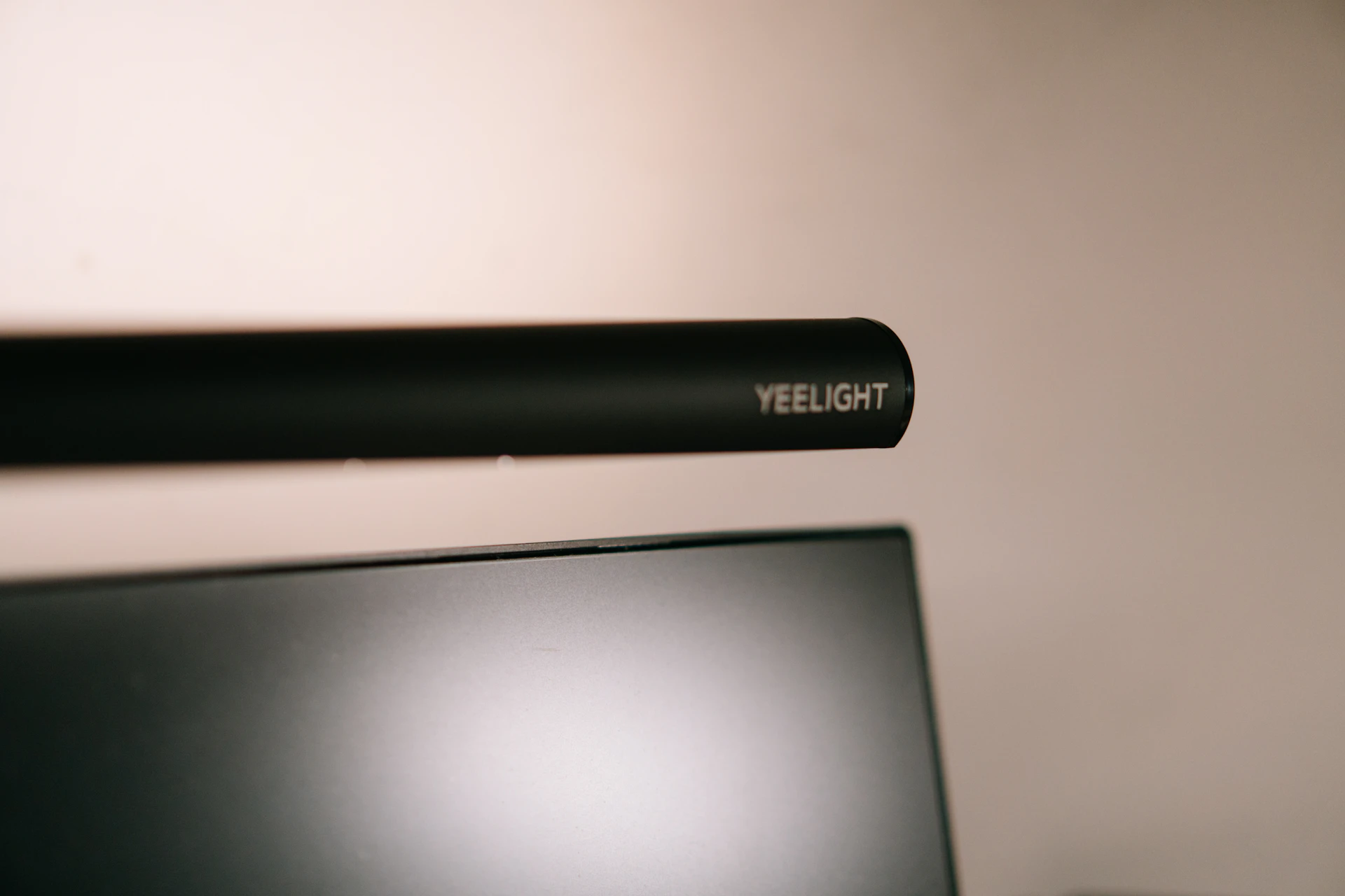 【2026年版】テレワーク用デスクライト&モニターライト15選｜「目が疲れる」「画面が見づらい」の原因は照明だった