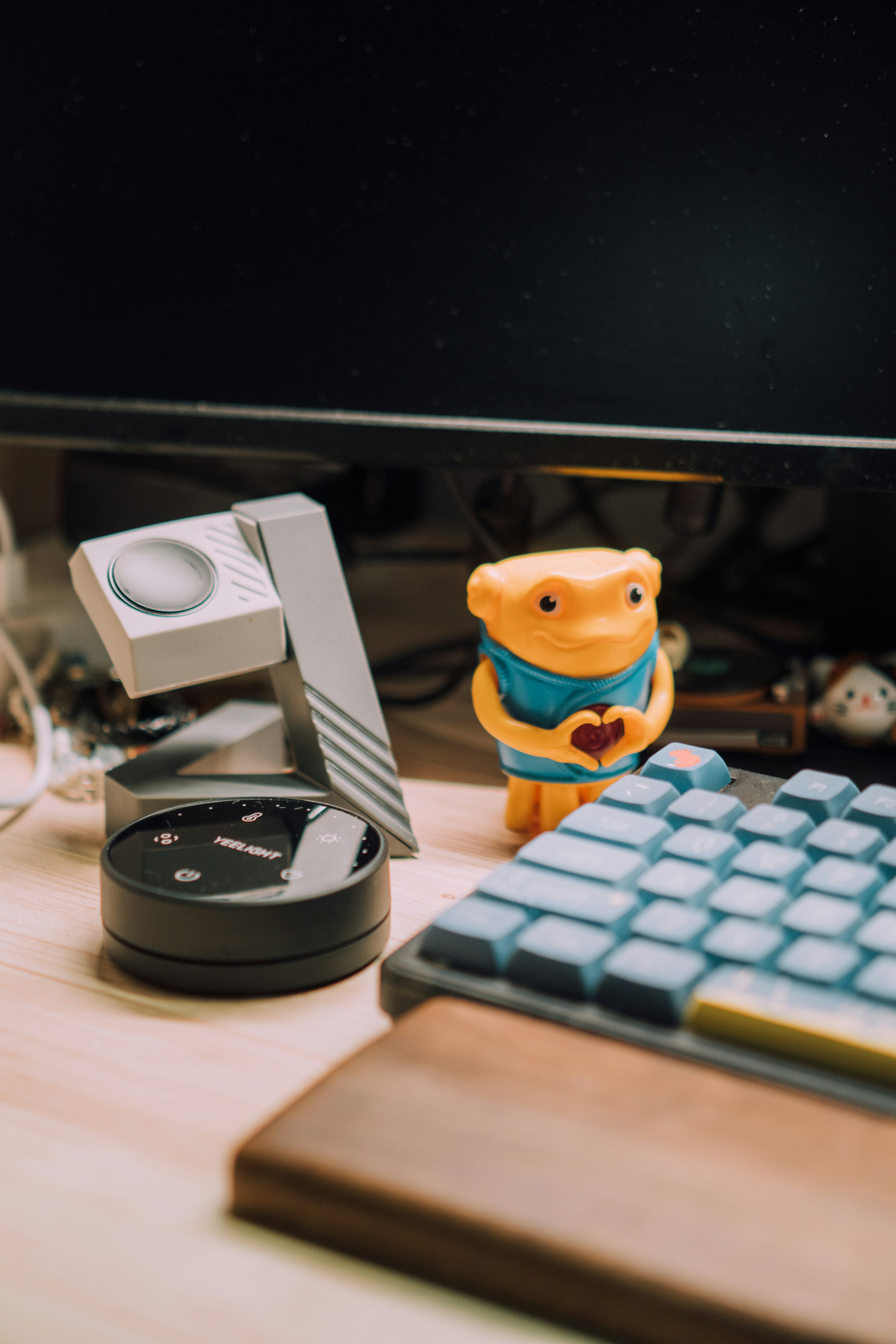 Pengaturan meja dengan aksesori dan keyboard.