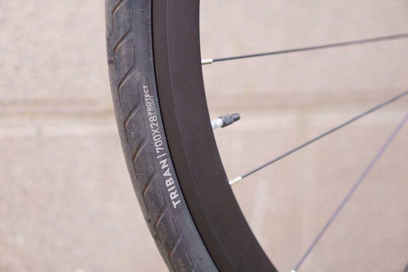 Close-up van een fietsband en velgrand