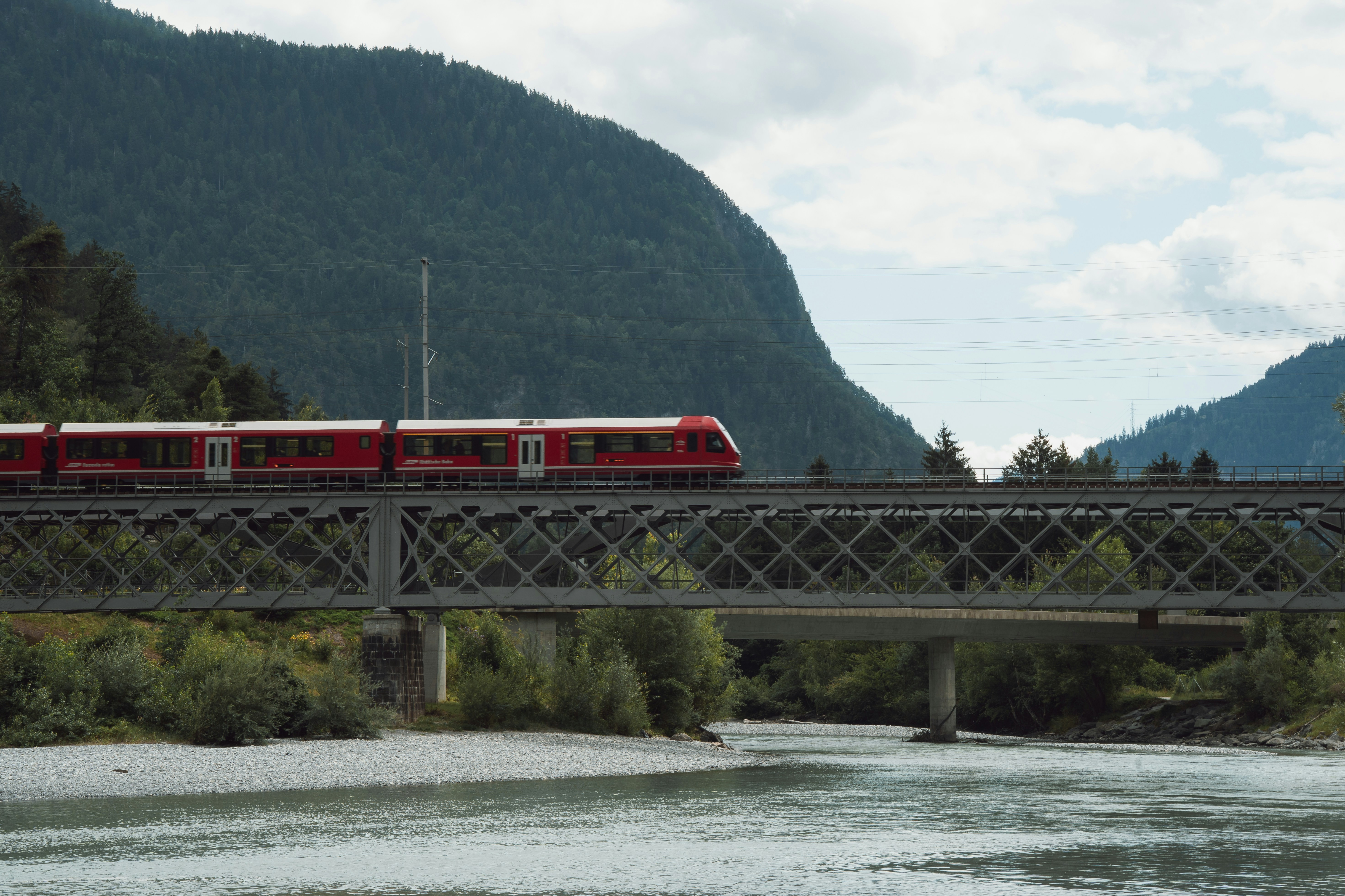 Ein Zug überquert eine Brücke über einen Fluss.