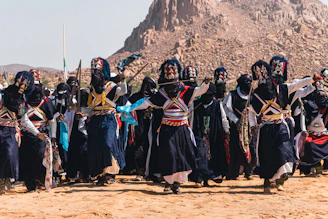 Hommes touaregs exécutant la danse traditionnelle de la Sebiba à Djanet, dans le parc national du Ta
