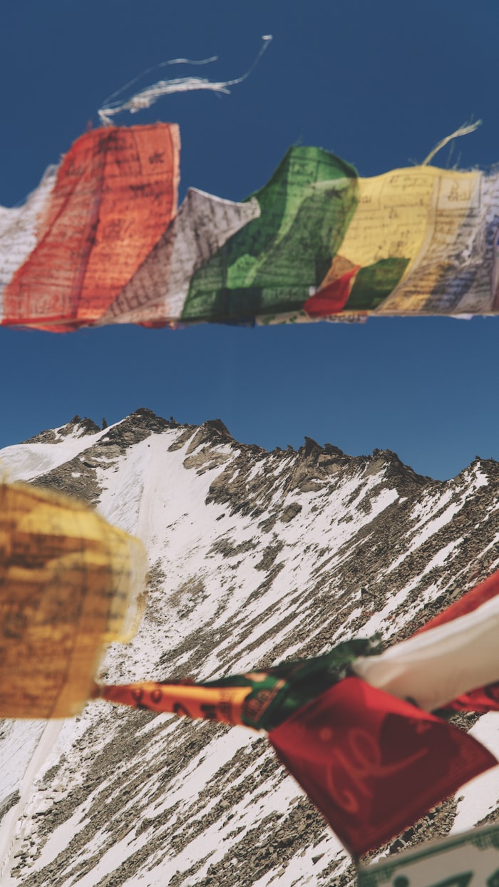 Молитвенные флаги на тропе коры