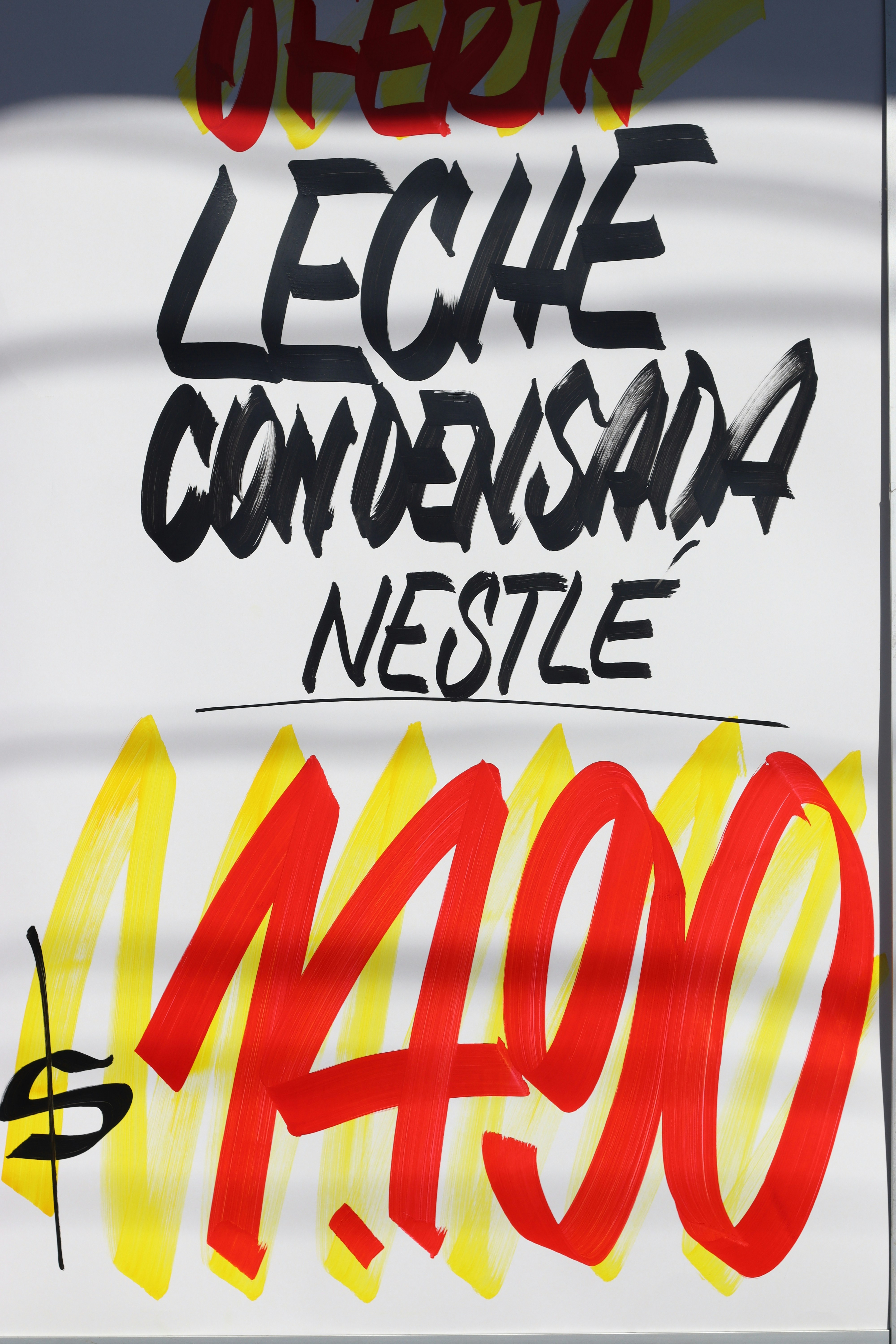 La leche condensada está a la venta por 14,90 dólares.
