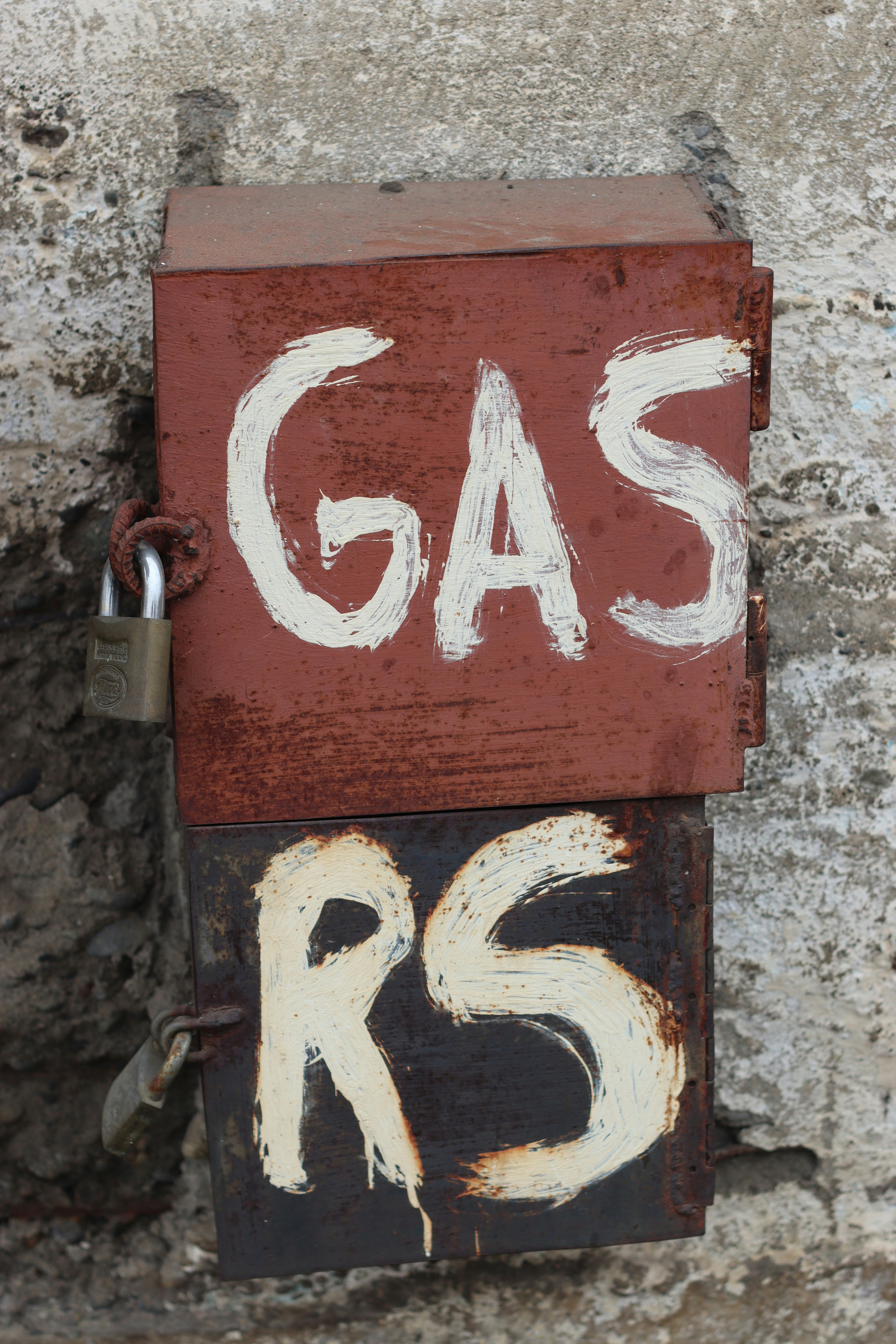 Kotak logam berkarat bertuliskan "gas rs".