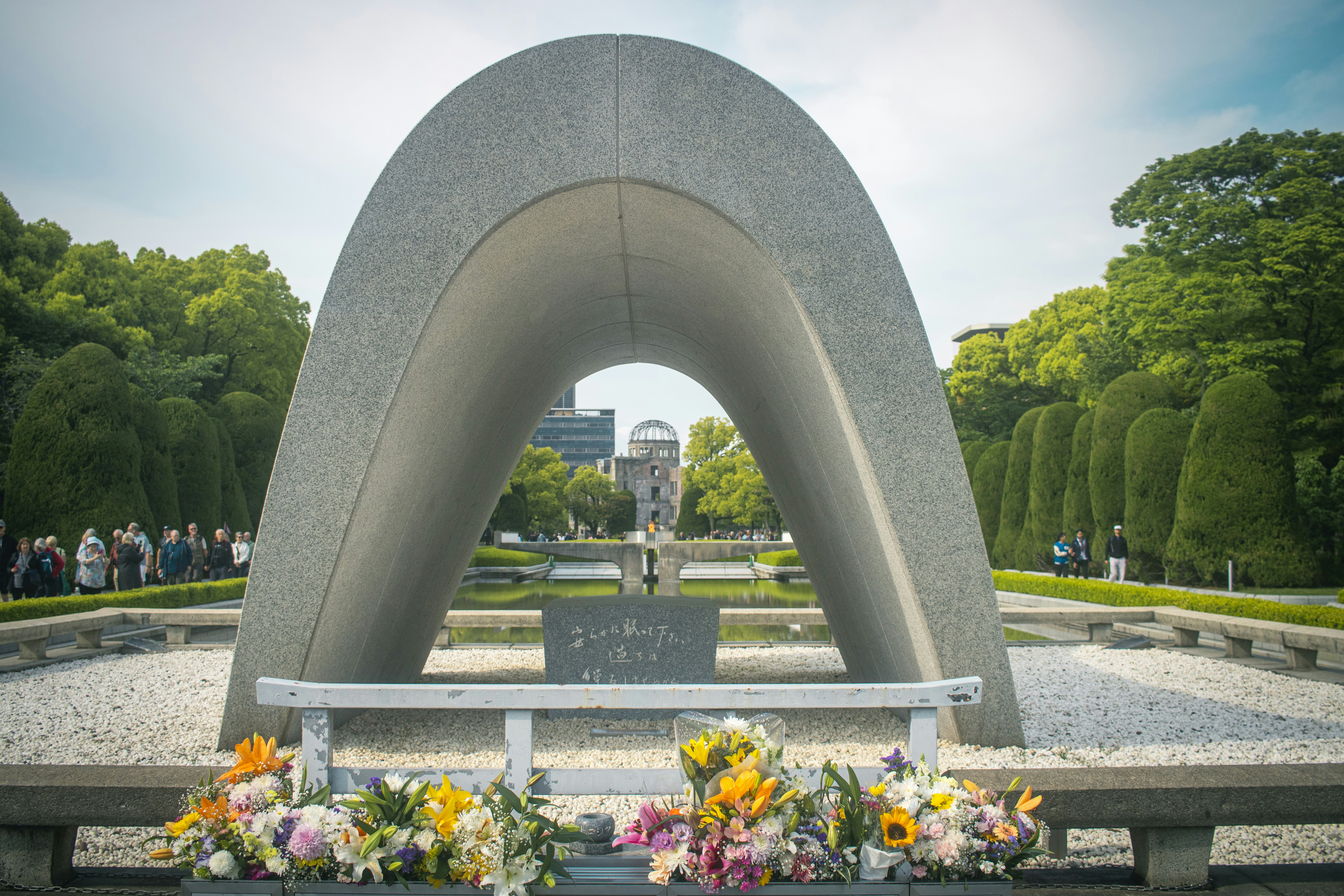 Parque conmemorativo de la paz de Hiroshima con el cenotafio.