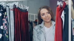 Femme choisissant des vetements dans une boutique representant le commerce
